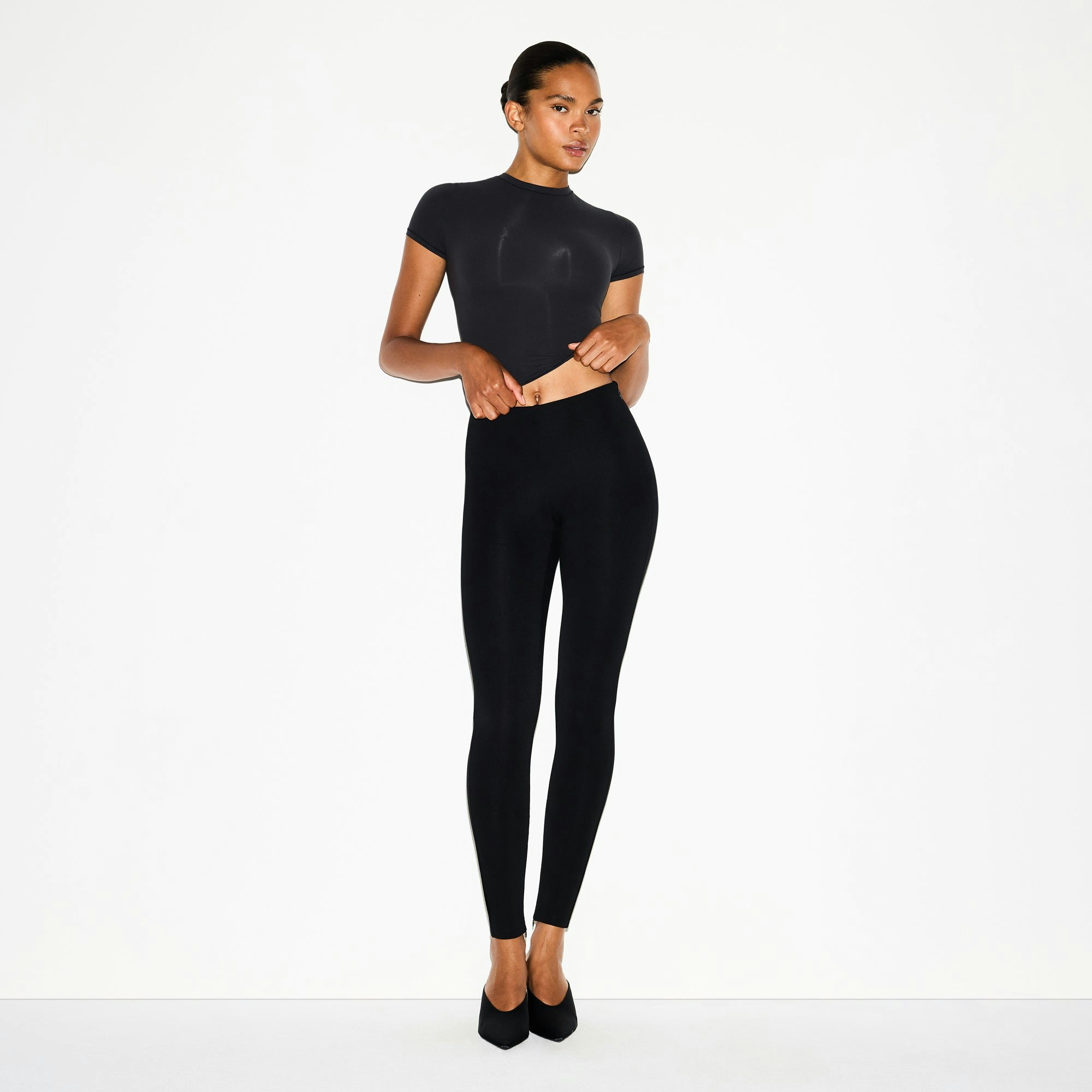THE ESSENTIAL COLLECTION HIGH-WAISTED LEGGING | OBSIDIAN ON A MODEL FRONT VIEW @ | FOCUS: 0.0, 1.0, 0.9