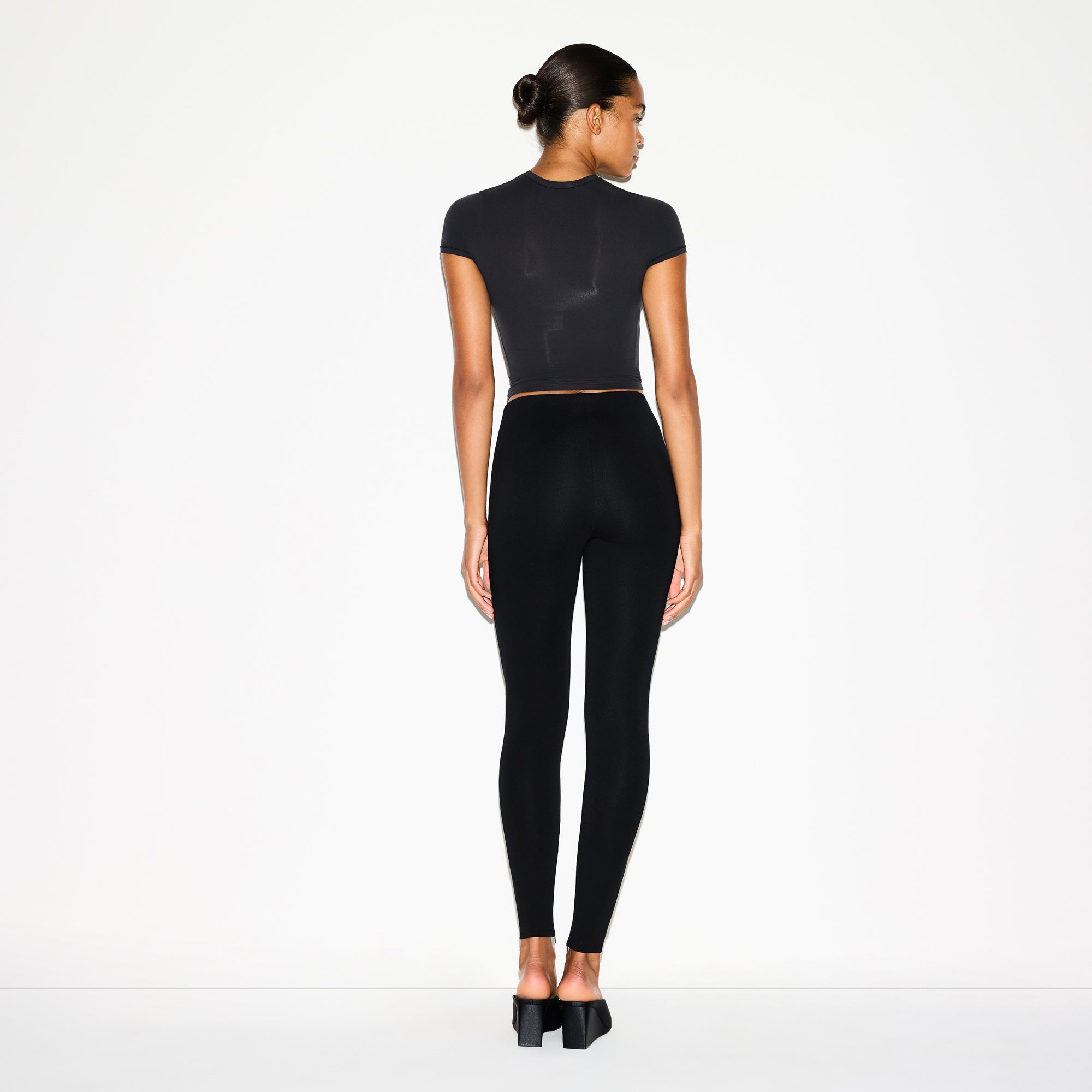 THE ESSENTIAL COLLECTION HIGH-WAISTED LEGGING | OBSIDIAN | SKIMS