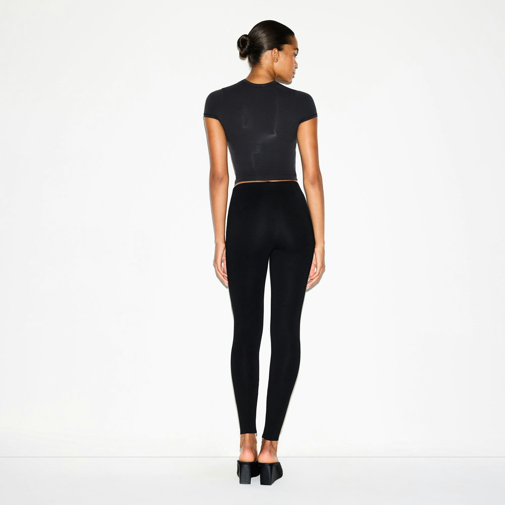 THE ESSENTIAL COLLECTION HIGH-WAISTED LEGGING | OBSIDIAN ON A MODEL FRONT VIEW @ | FOCUS: 0.0, 1.0, 0.9