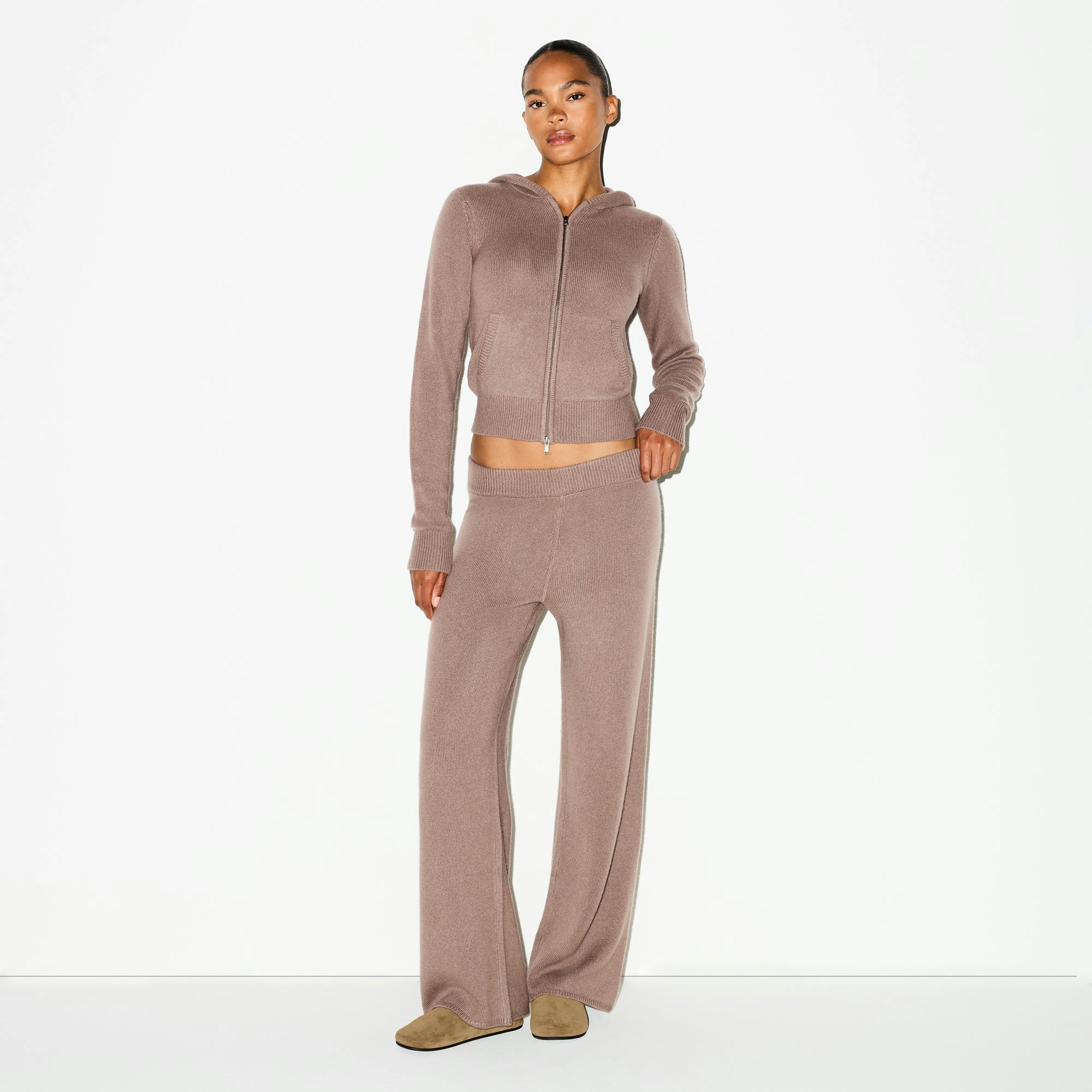 CASHMERE WIDE LEG PANT | UMBER ON A MODEL FRONT VIEW @ | FOCUS: 0.0, 1.0, 0.9