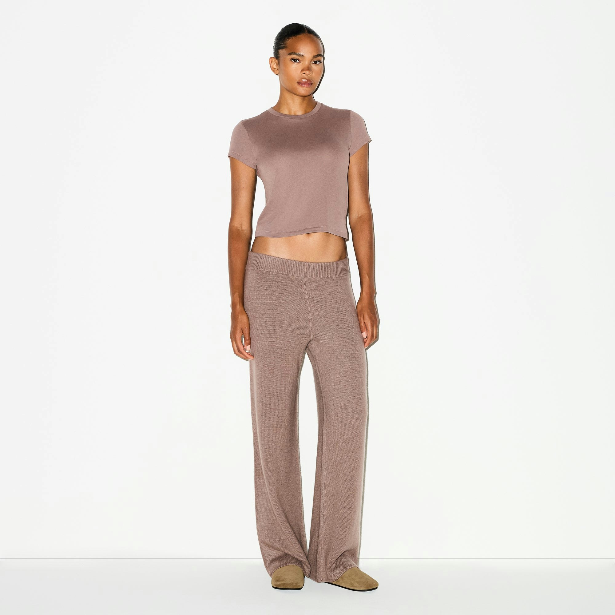 CASHMERE WIDE LEG PANT | UMBER ON A MODEL FRONT VIEW @ | FOCUS: 0.0, 1.0, 0.9