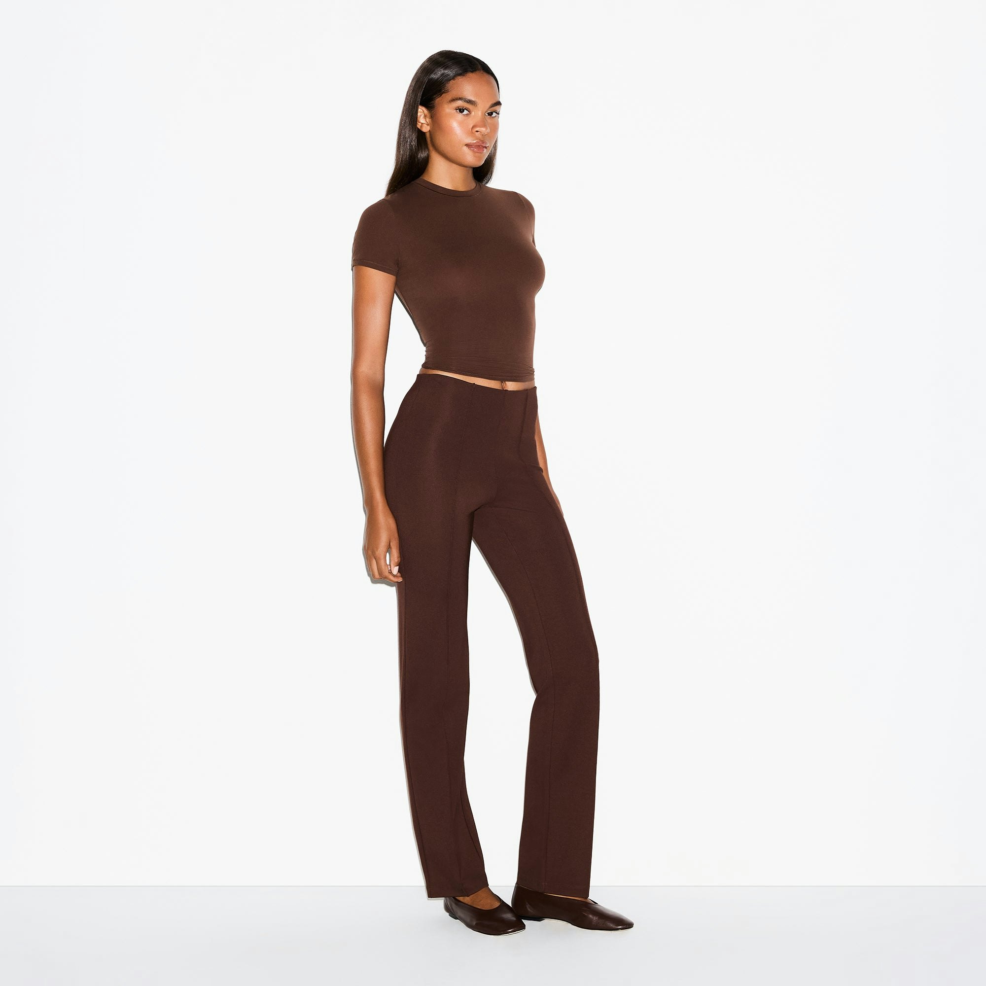 THE ESSENTIAL COLLECTION HIGH-WAISTED PINTUCK STRAIGHT LEG PANT | COCOA ON A MODEL SIDE VIEW @ | FOCUS: 0.0, 1.0, 0.9