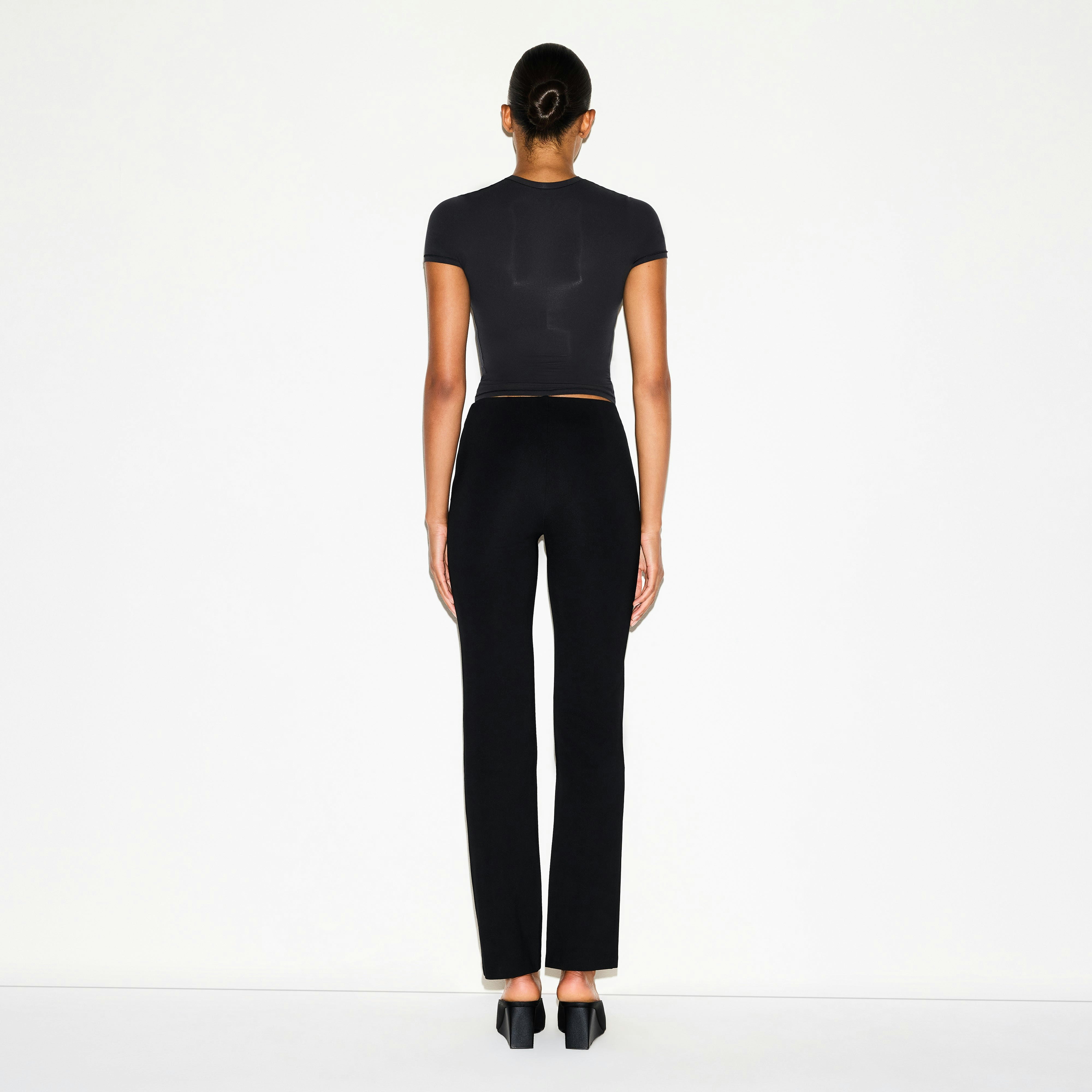 THE ESSENTIAL COLLECTION HIGH-WAISTED PINTUCK STRAIGHT LEG PANT | OBSIDIAN ON A MODEL FRONT VIEW @ | FOCUS: 0.0, 1.0, 0.9