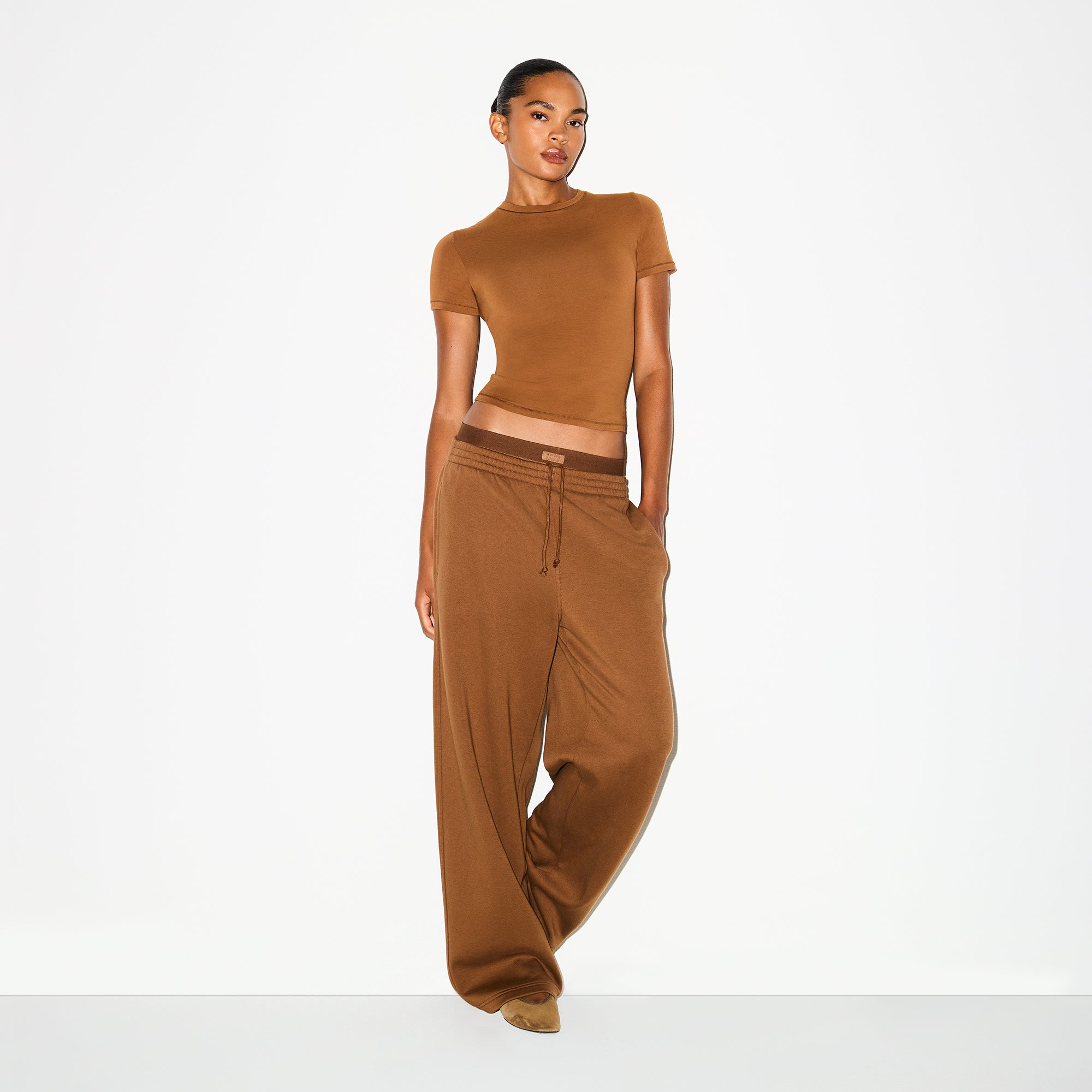 COTTON FLEECE OVERSIZED DOUBLE WAISTBAND PANT | BISON ON A MODEL FRONT VIEW @ | FOCUS: 0.0, 1.0, 0.9