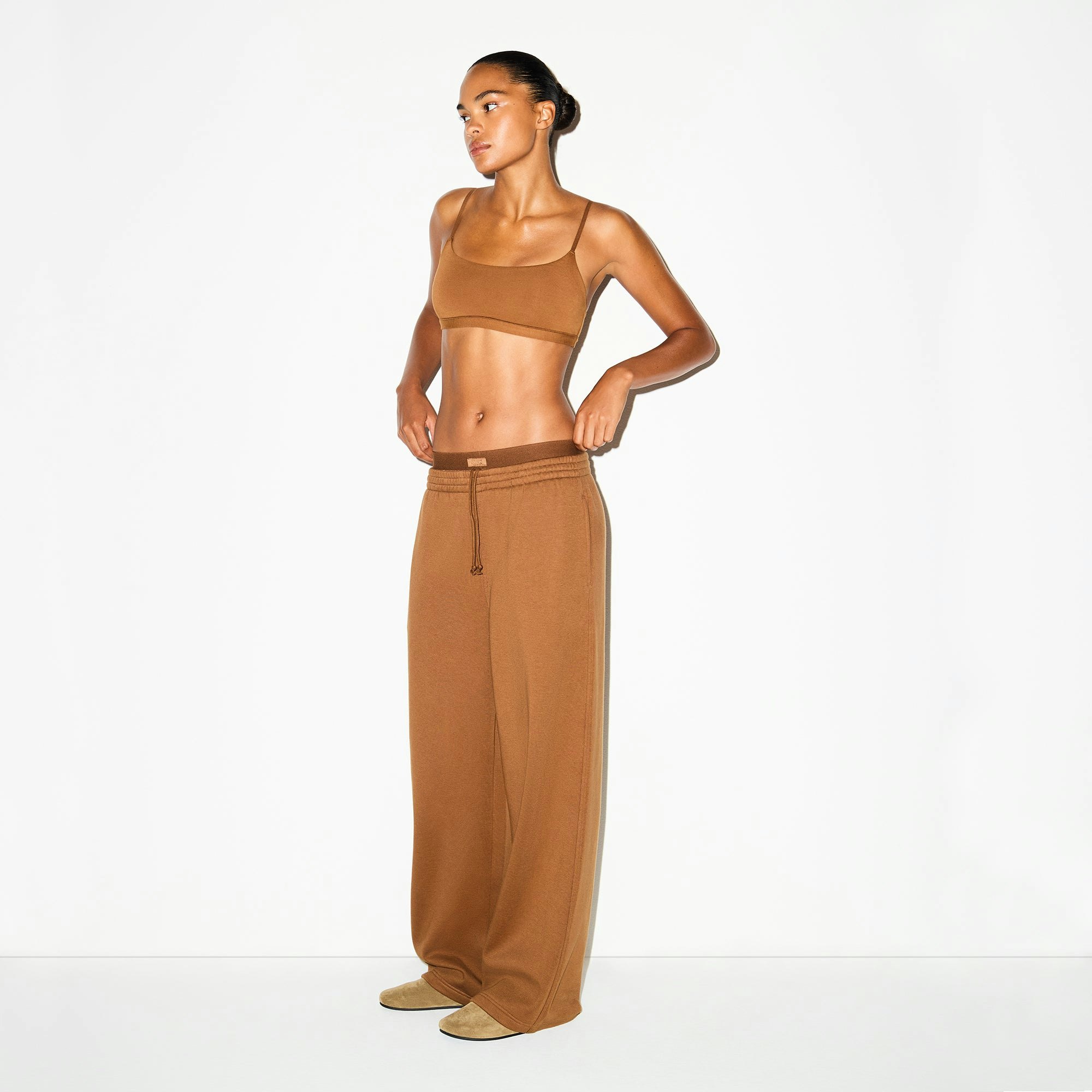 COTTON FLEECE OVERSIZED DOUBLE WAISTBAND PANT | BISON ON A MODEL SIDE VIEW @ | FOCUS: 0.0, 1.0, 0.9