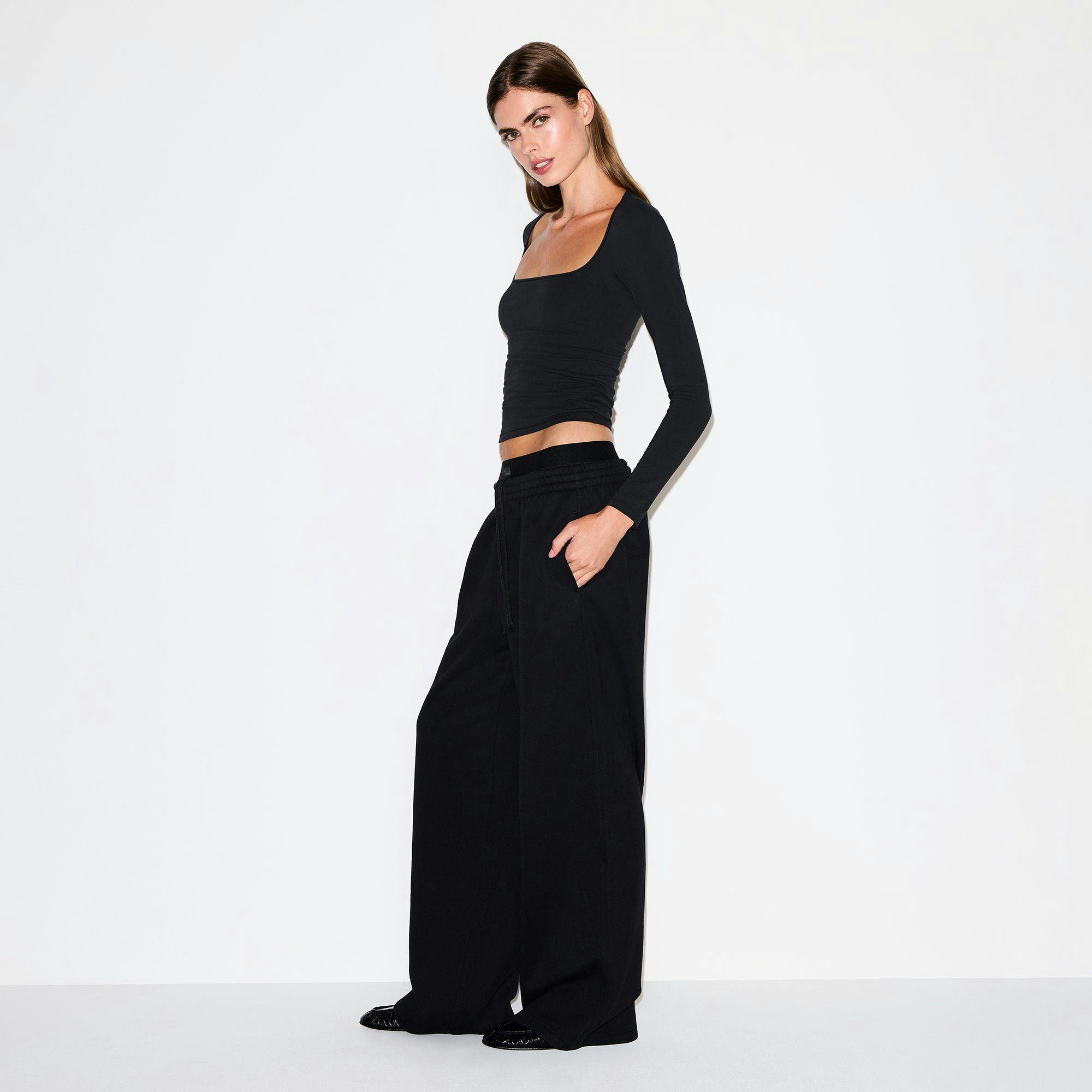 COTTON FLEECE NEW OVERSIZED DOUBLE WAISTBAND PANT | ONYX ON A MODEL SIDE VIEW @ | FOCUS: 0.0, 1.0, 0.9
