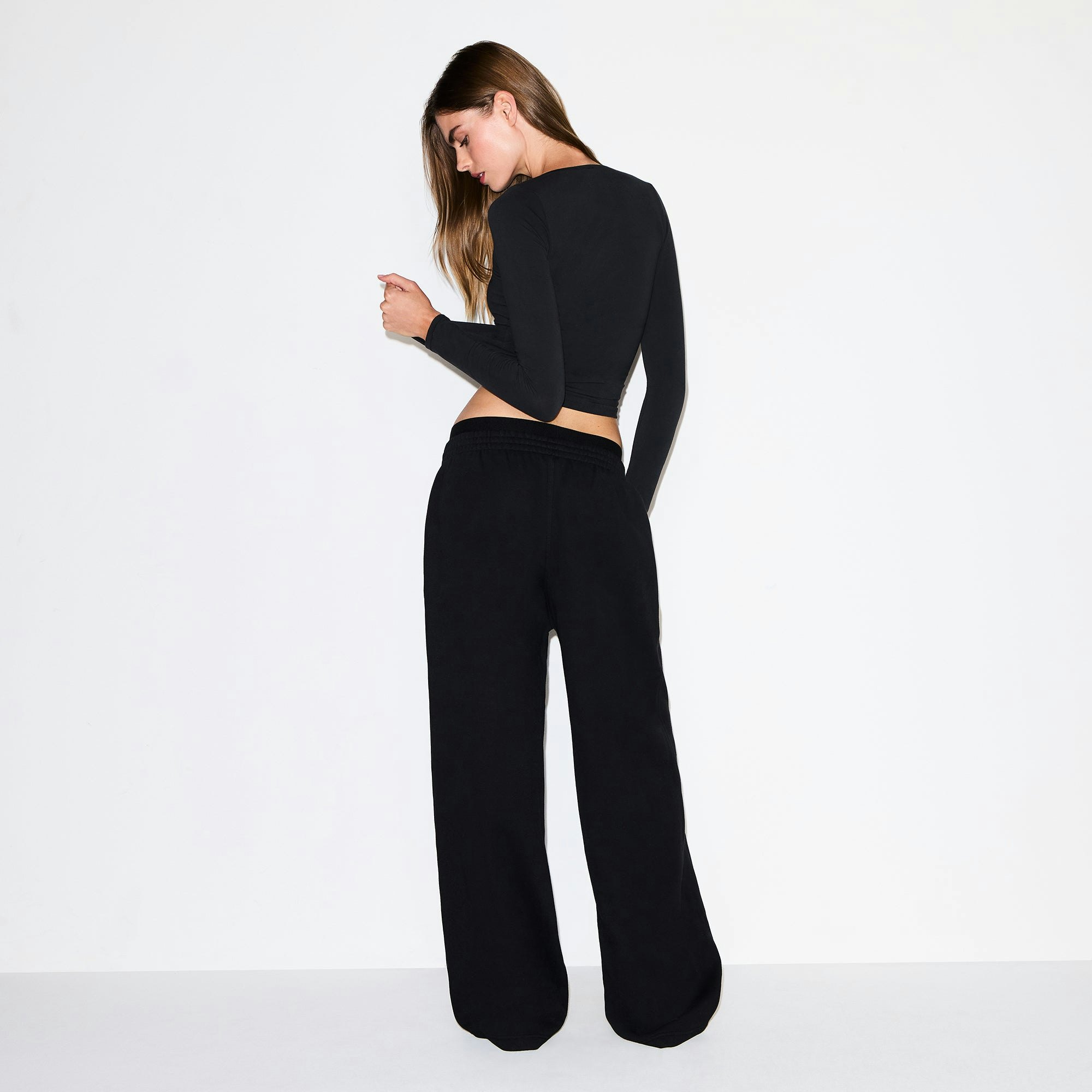 COTTON FLEECE NEW OVERSIZED DOUBLE WAISTBAND PANT | ONYX ON A MODEL BACK VIEW @ | FOCUS: 0.0, 1.0, 0.9