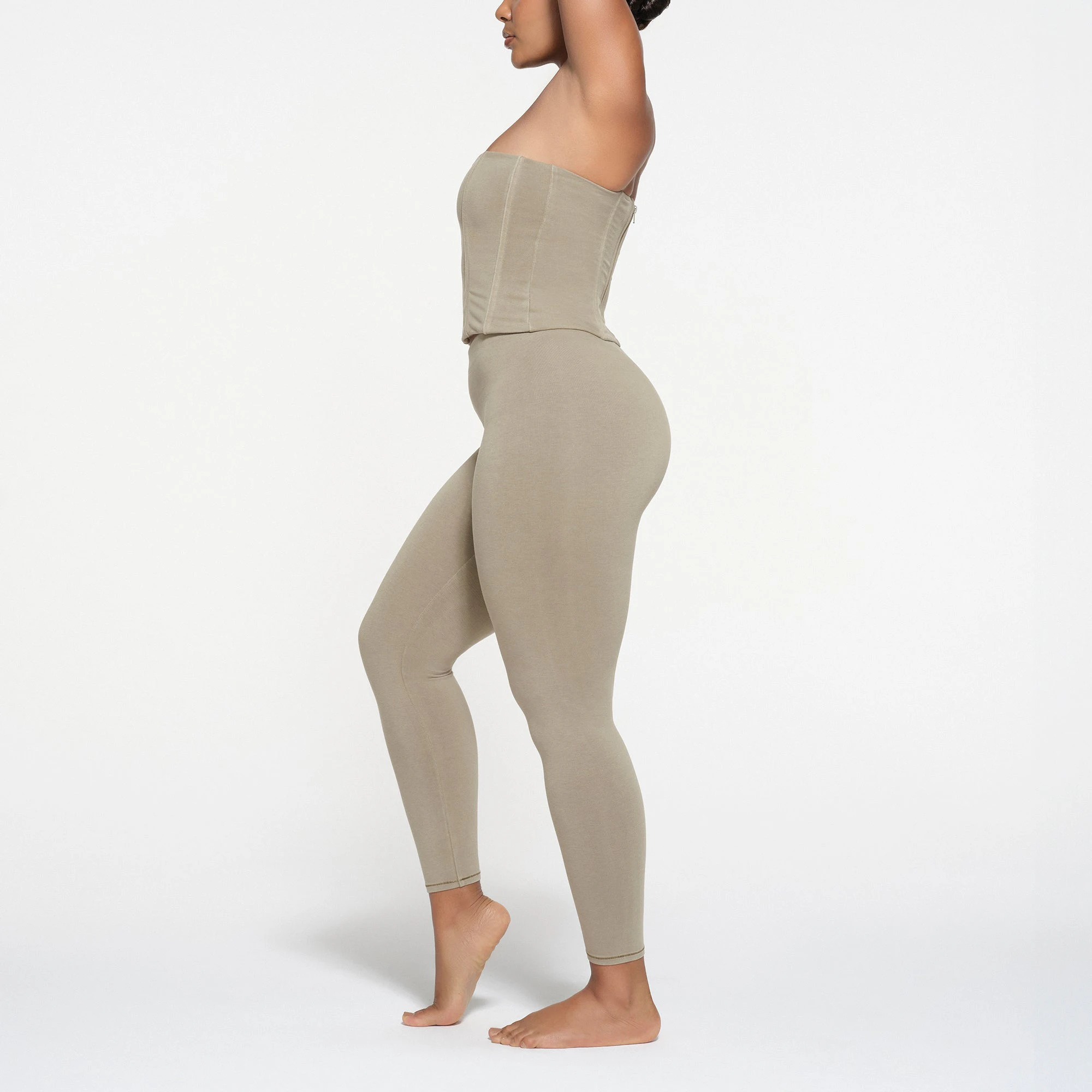 OUTDOOR HIGH-WAISTED LEGGING | TAUPE ON A MODEL SIDE VIEW