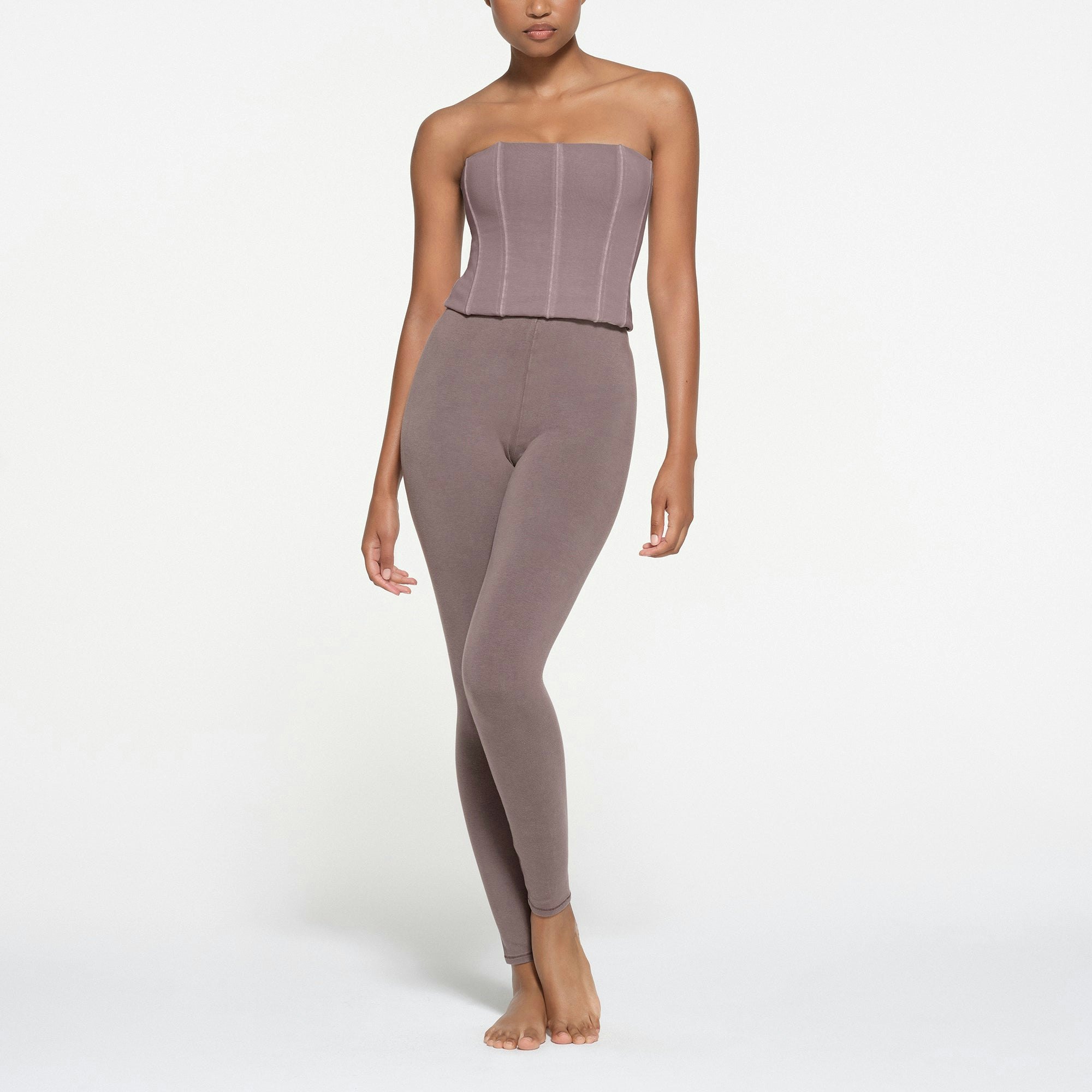 OUTDOOR HIGH-WAISTED LEGGING | ZINC ON A MODEL FRONT VIEW