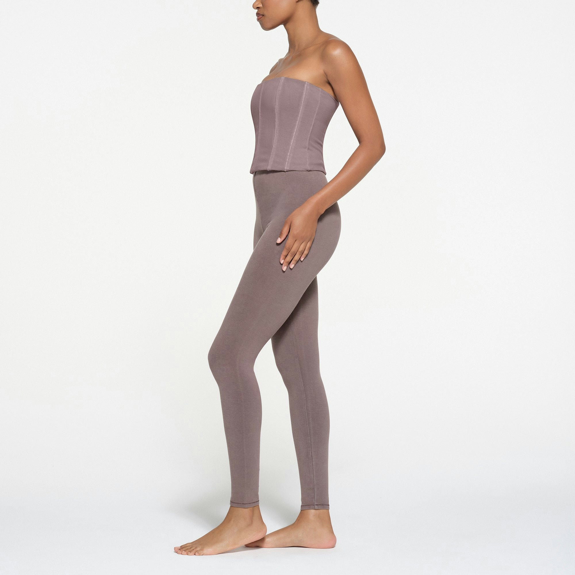 OUTDOOR HIGH-WAISTED LEGGING | ZINC ON A MODEL SIDE VIEW