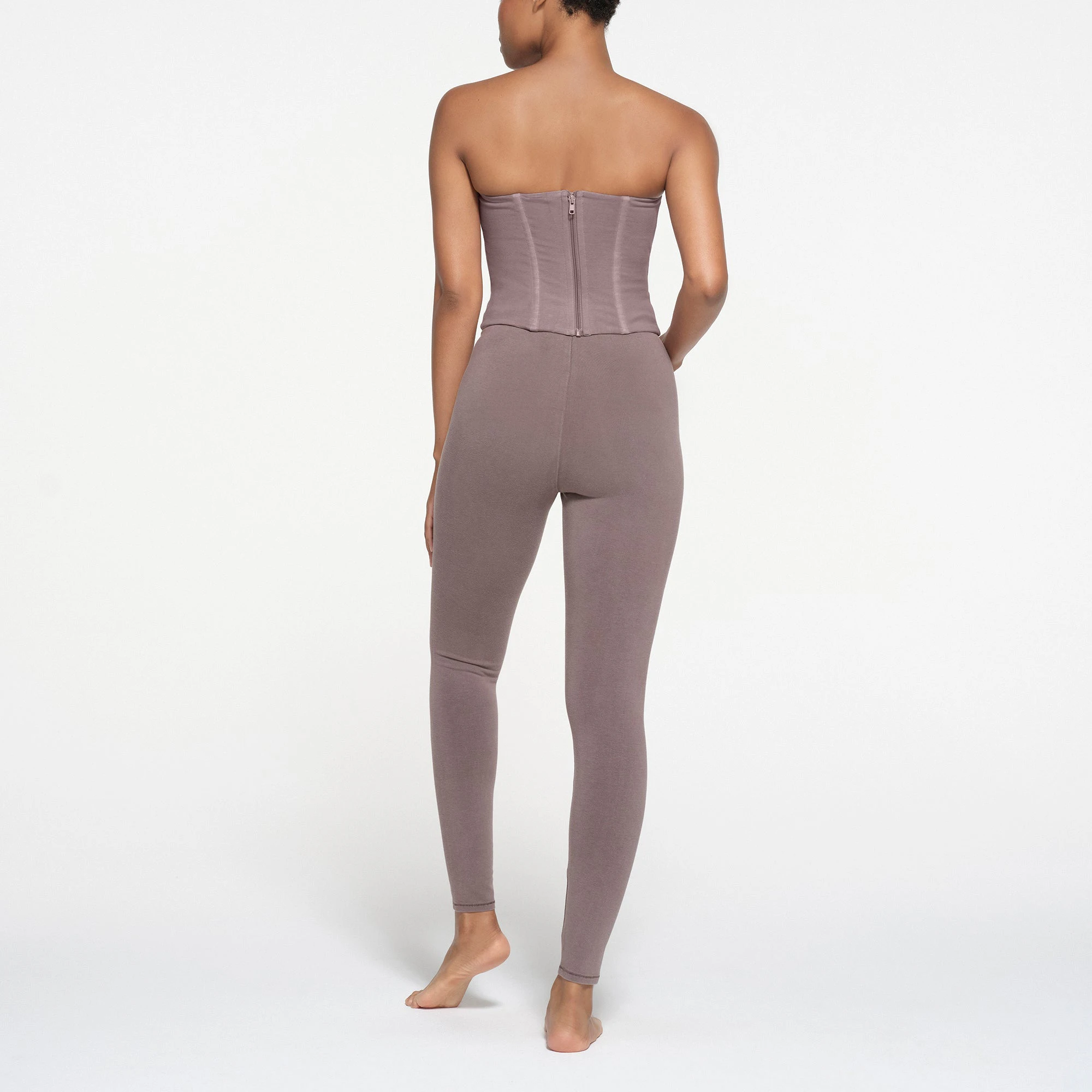 OUTDOOR HIGH-WAISTED LEGGING | ZINC ON A MODEL BACK VIEW