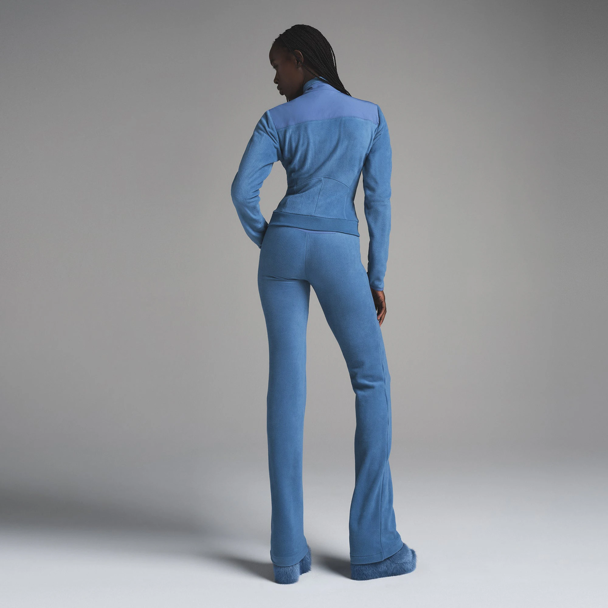 FLEECE LOUNGE PANT | AZURE ON A MODEL SIDE VIEW | FOCUS: 0.0, 1.0, 0.9