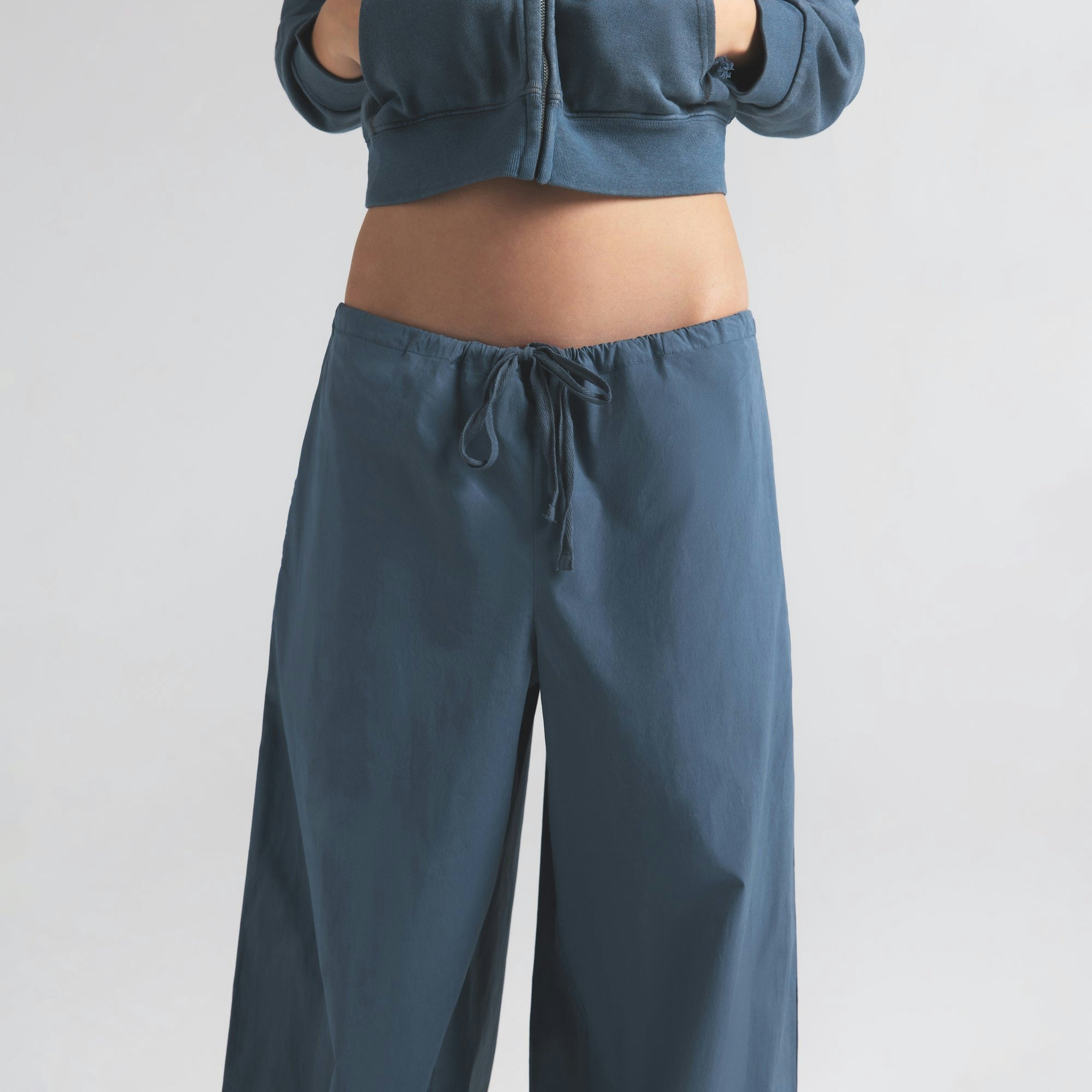 COTTON POPLIN STRAIGHT LEG PANT | HARBOR ON A MODEL SIDE VIEW | FOCUS: 0.0, 1.0, 0.9