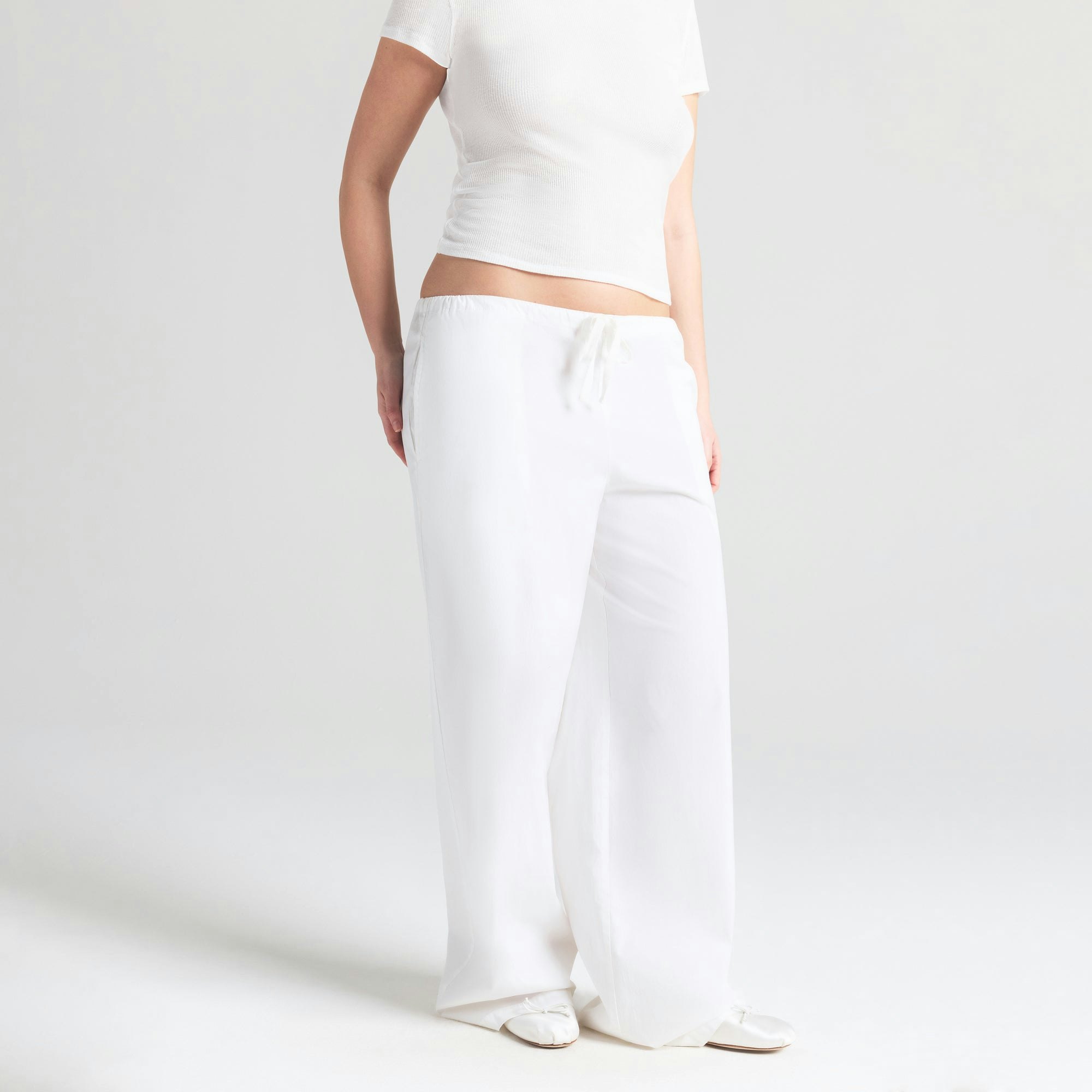 COTTON POPLIN STRAIGHT LEG PANT | SNOW ON A MODEL SIDE VIEW | FOCUS: 0.0, 1.0, 0.9