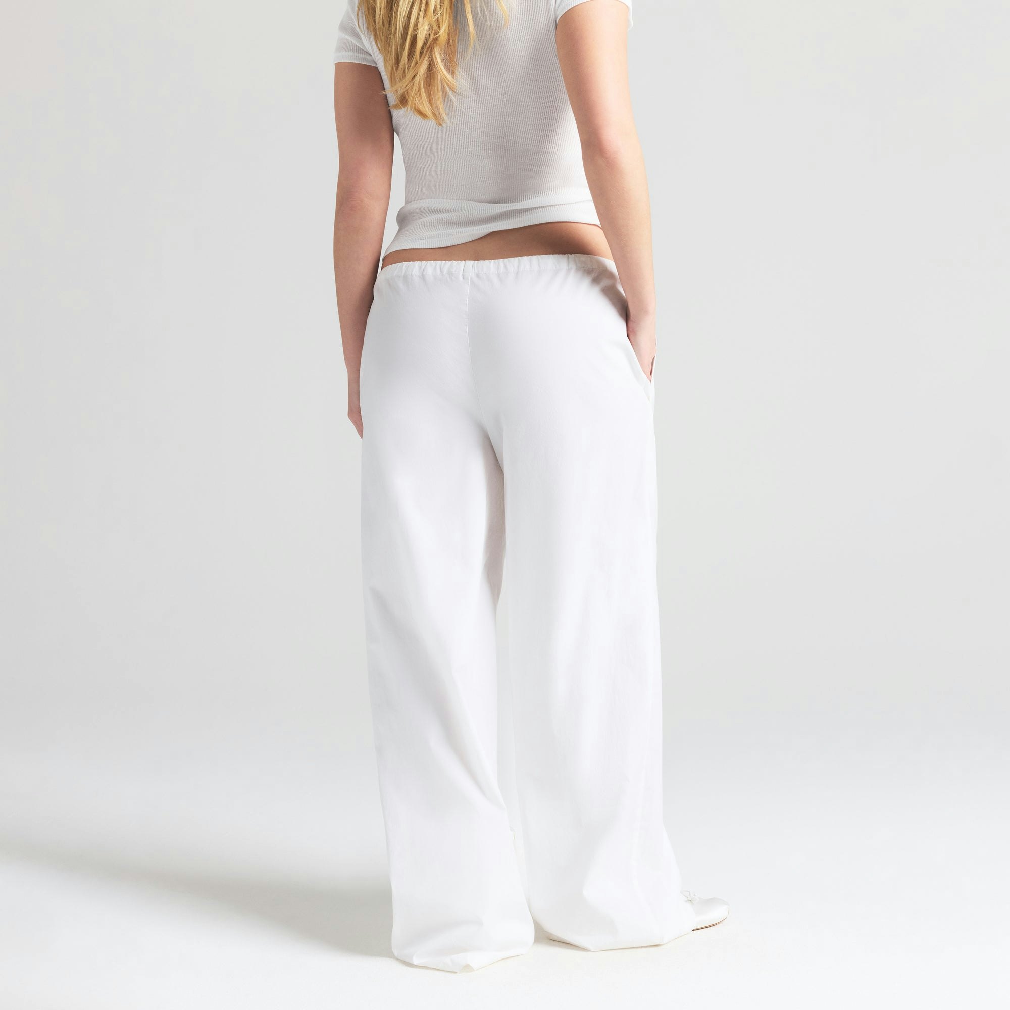 COTTON POPLIN STRAIGHT LEG PANT | SNOW ON A MODEL SIDE VIEW | FOCUS: 0.0, 1.0, 0.9