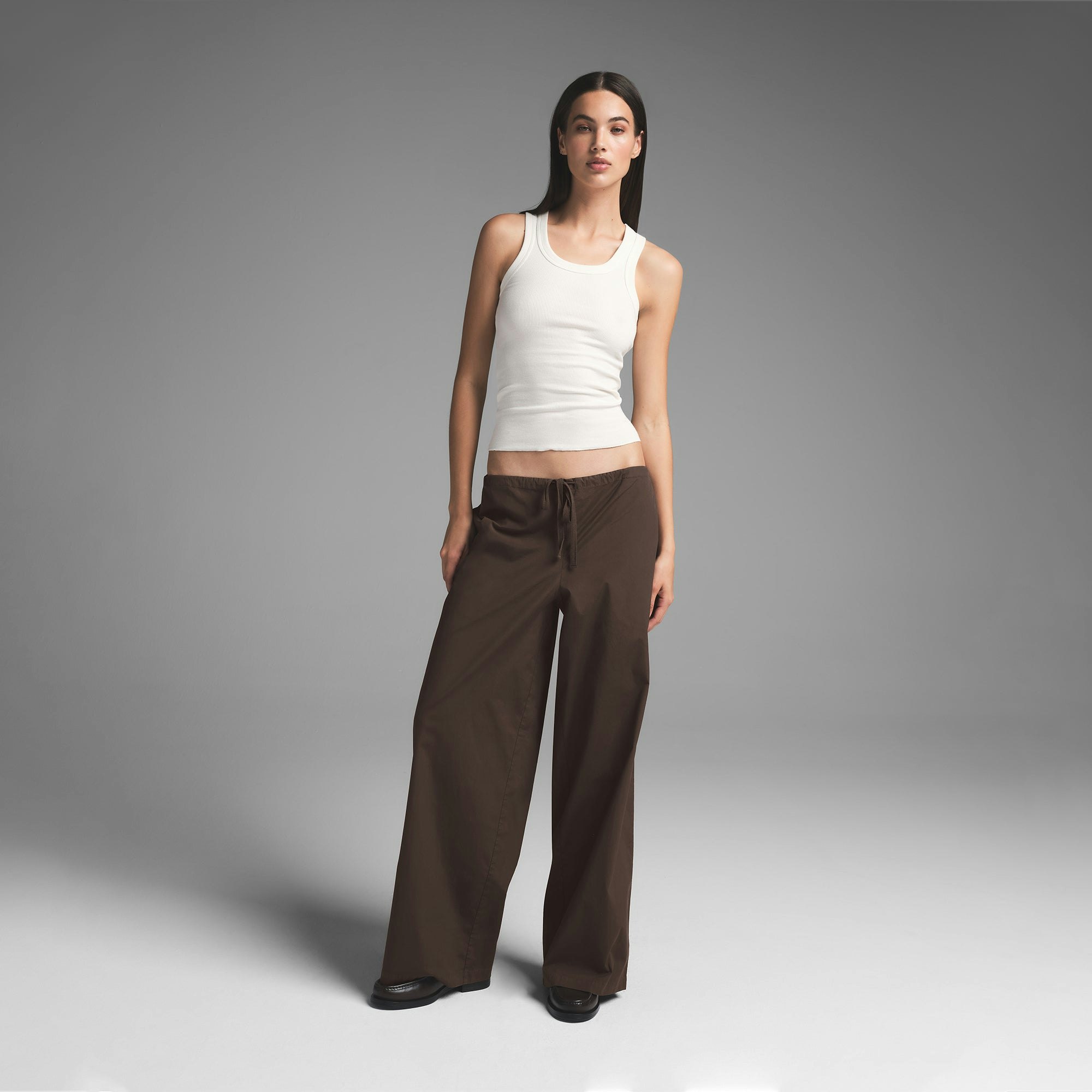 COTTON POPLIN STRAIGHT LEG PANT | WASHED DARK SEPIA ON A MODEL FRONT VIEW | FOCUS: 0.0, 1.0, 0.9