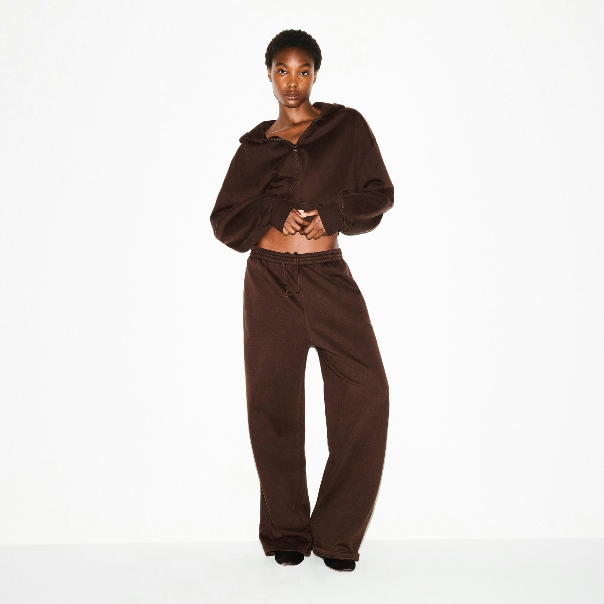 BOYFRIEND FLEECE STRAIGHT LEG PANT | ESPRESSO ON A MODEL FRONT VIEW @ | FOCUS: 0.0, 1.0, 0.9