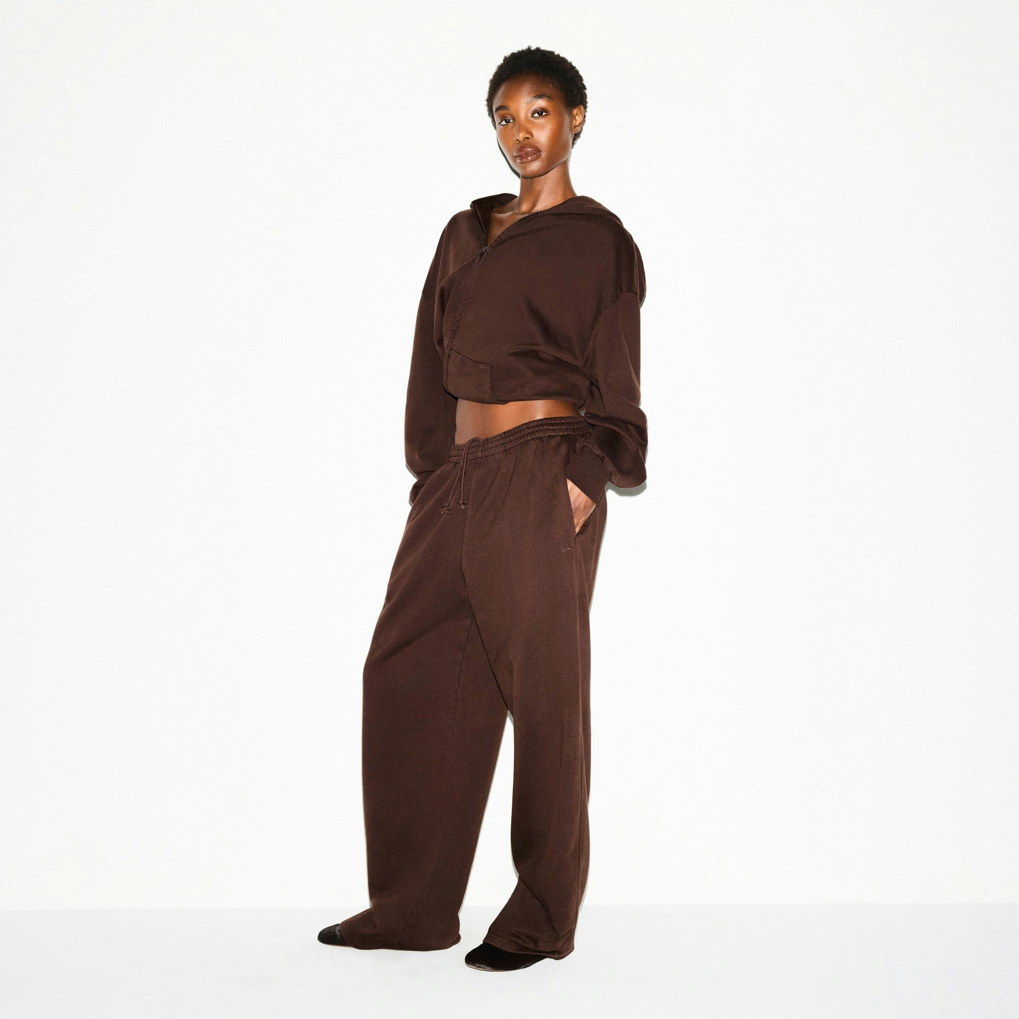 BOYFRIEND FLEECE STRAIGHT LEG PANT | ESPRESSO ON A MODEL FRONT VIEW @ | FOCUS: 0.0, 1.0, 0.9