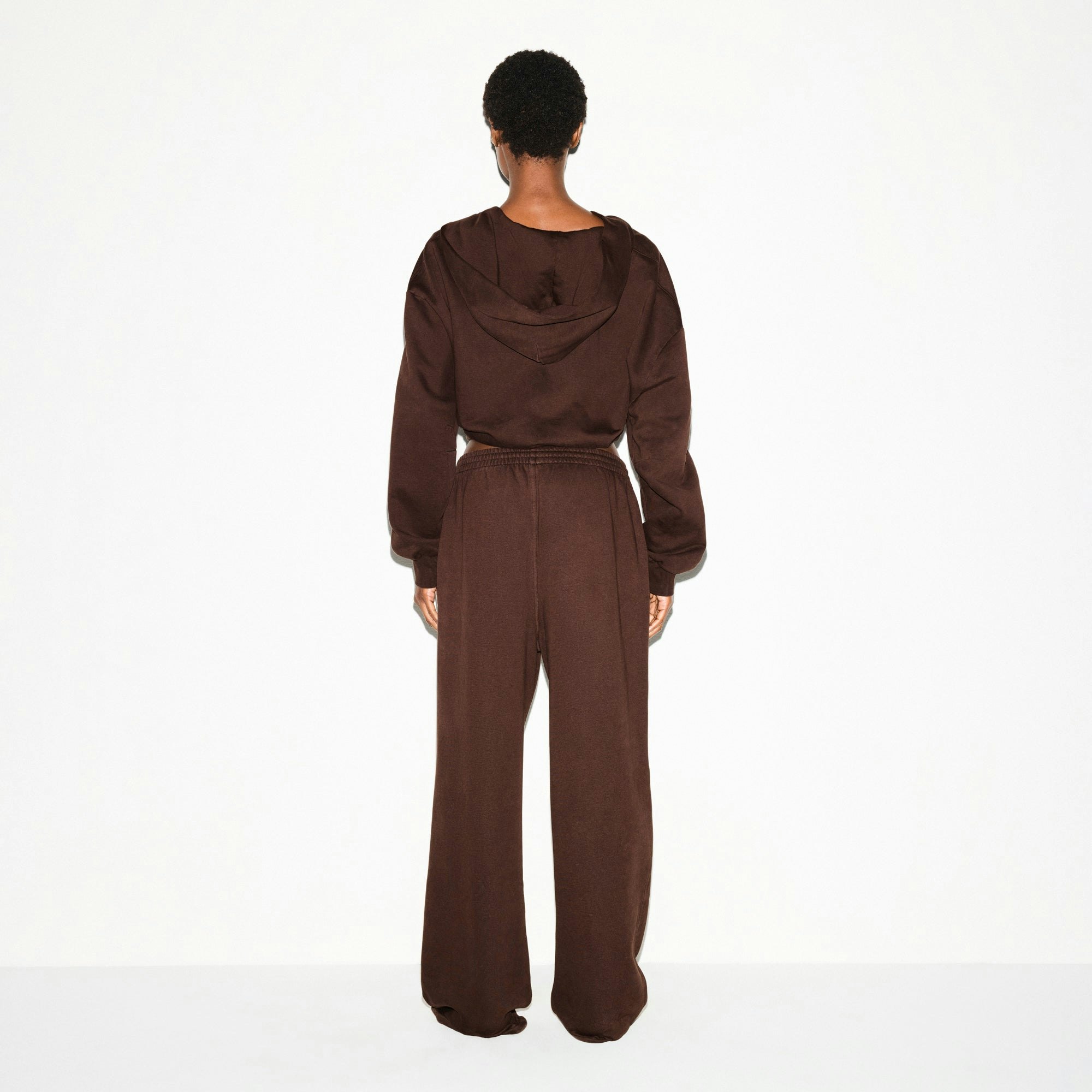 BOYFRIEND FLEECE STRAIGHT LEG PANT | ESPRESSO ON A MODEL FRONT VIEW @ | FOCUS: 0.0, 1.0, 0.9