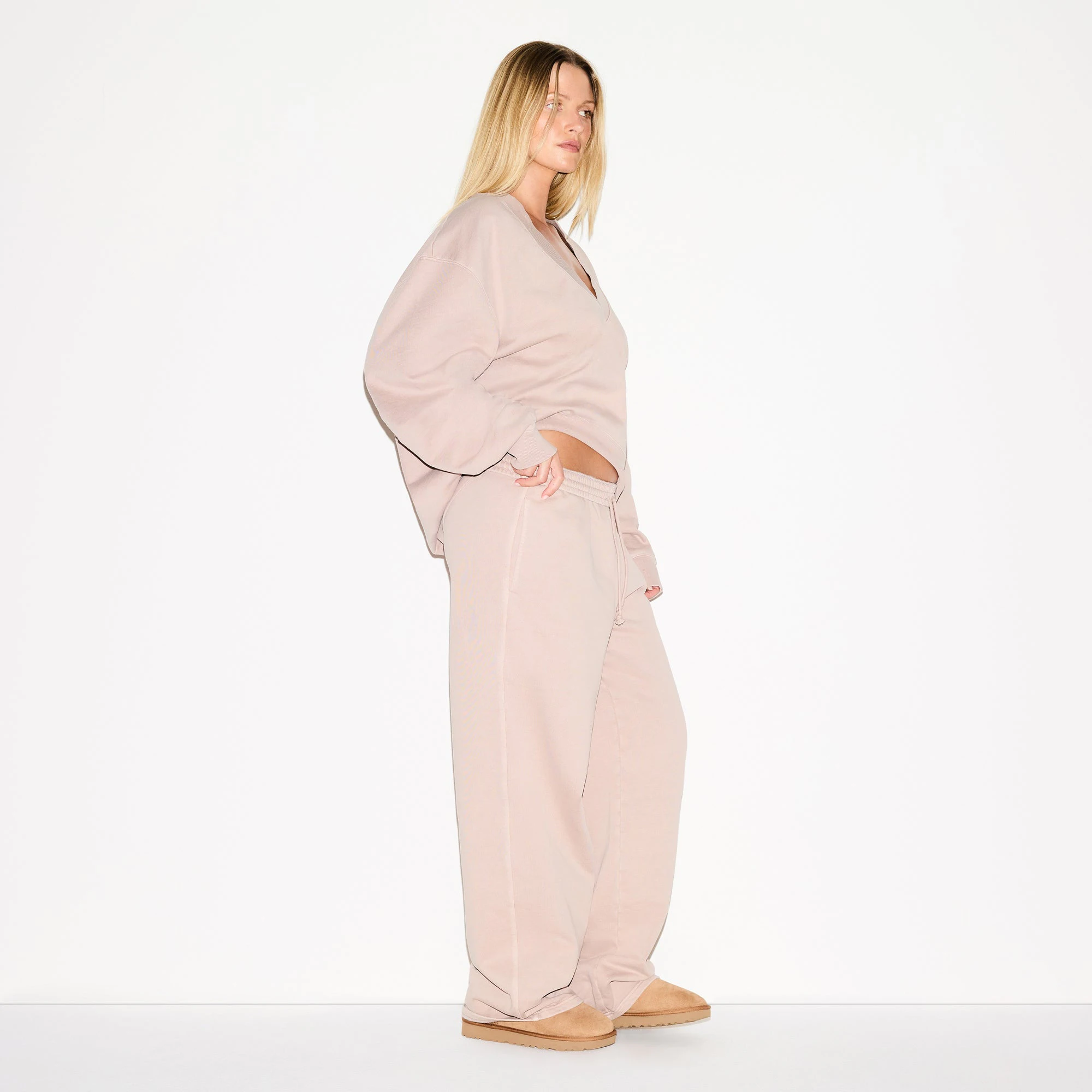 BOYFRIEND FLEECE STRAIGHT LEG PANT | LIGHT FAWN ON A MODEL FRONT VIEW @ | FOCUS: 0.0, 1.0, 0.9