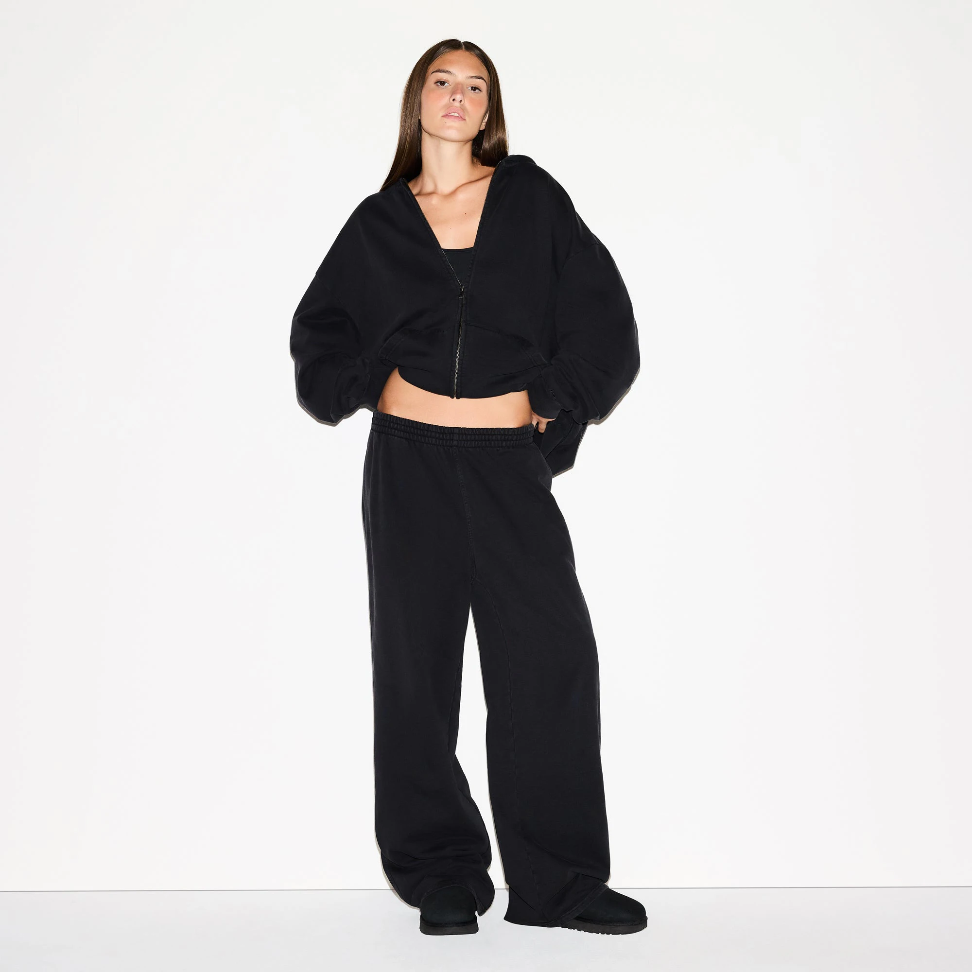BOYFRIEND FLEECE STRAIGHT LEG PANT | WASHED ONYX ON A MODEL FRONT VIEW @ | FOCUS: 0.0, 1.0, 0.9