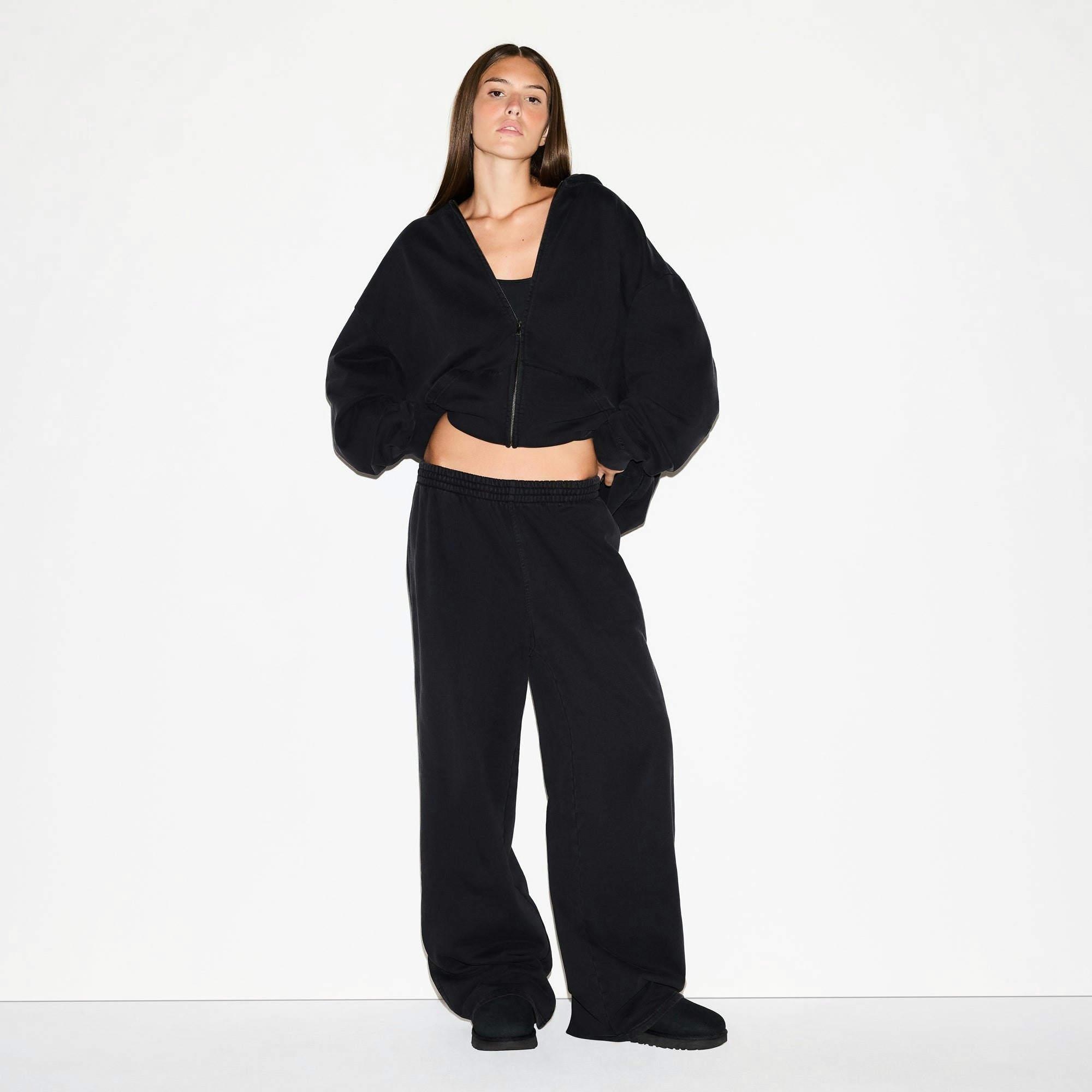 BOYFRIEND FLEECE STRAIGHT LEG PANT | WASHED ONYX ON A MODEL FRONT VIEW @ | FOCUS: 0.0, 1.0, 0.9