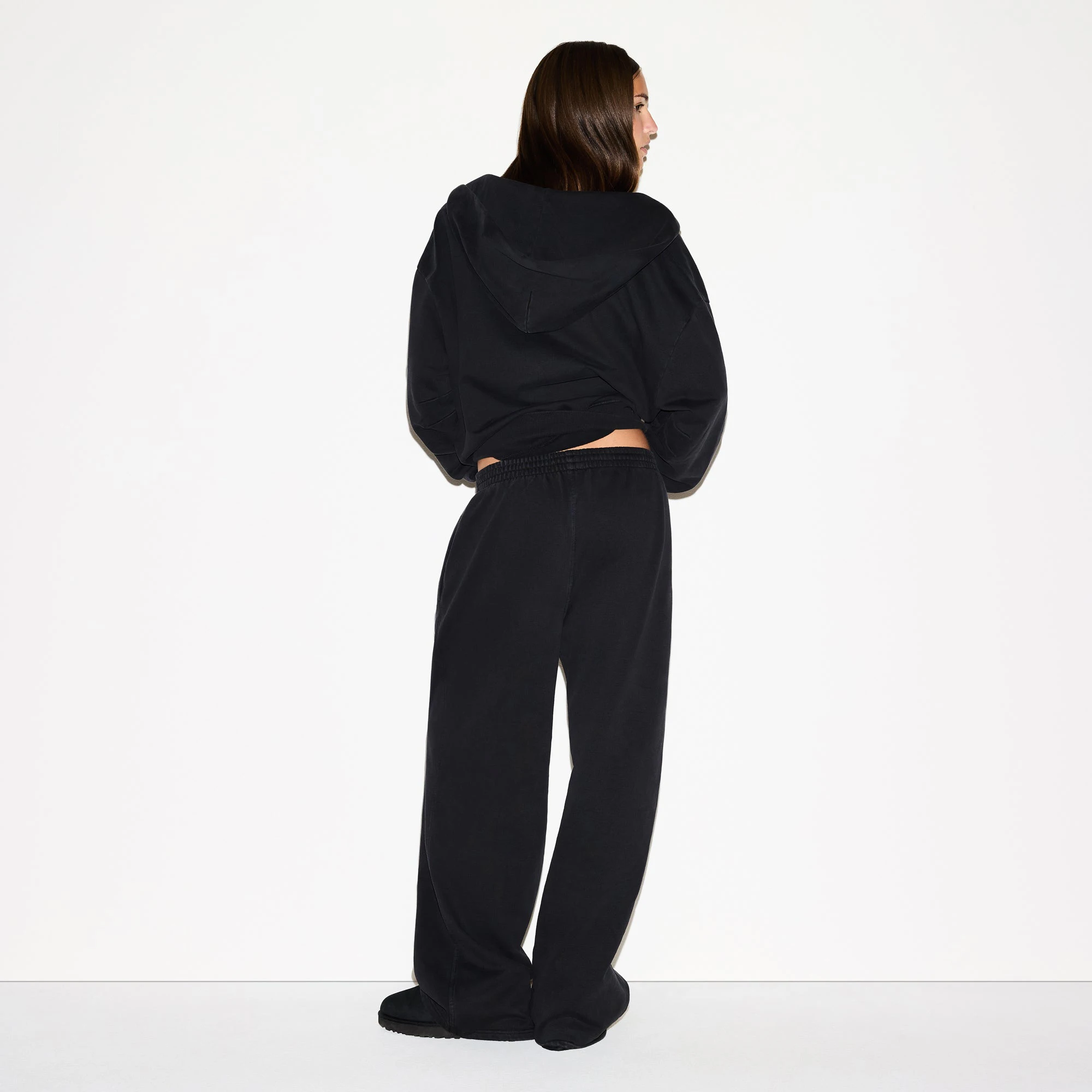 BOYFRIEND FLEECE STRAIGHT LEG PANT | WASHED ONYX ON A MODEL FRONT VIEW @ | FOCUS: 0.0, 1.0, 0.9