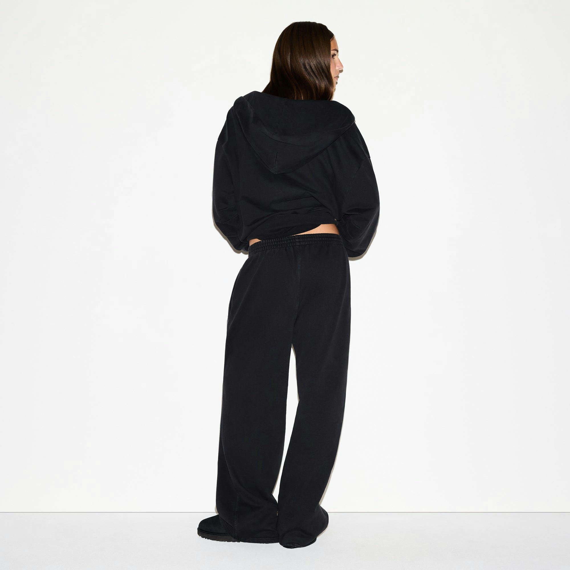 BOYFRIEND FLEECE STRAIGHT LEG PANT | WASHED ONYX ON A MODEL FRONT VIEW @ | FOCUS: 0.0, 1.0, 0.9