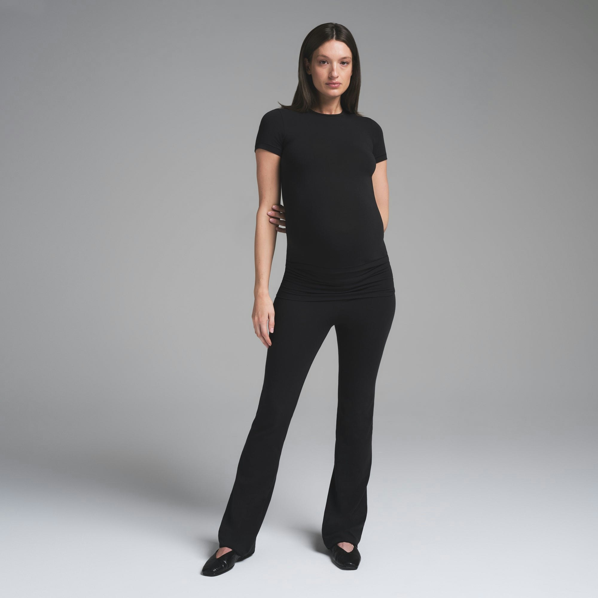 COTTON JERSEY MATERNITY FOLDOVER PANT | SOOT ON A MODEL FRONTVIEW | FOCUS: 0.0, 1.0, 0.9