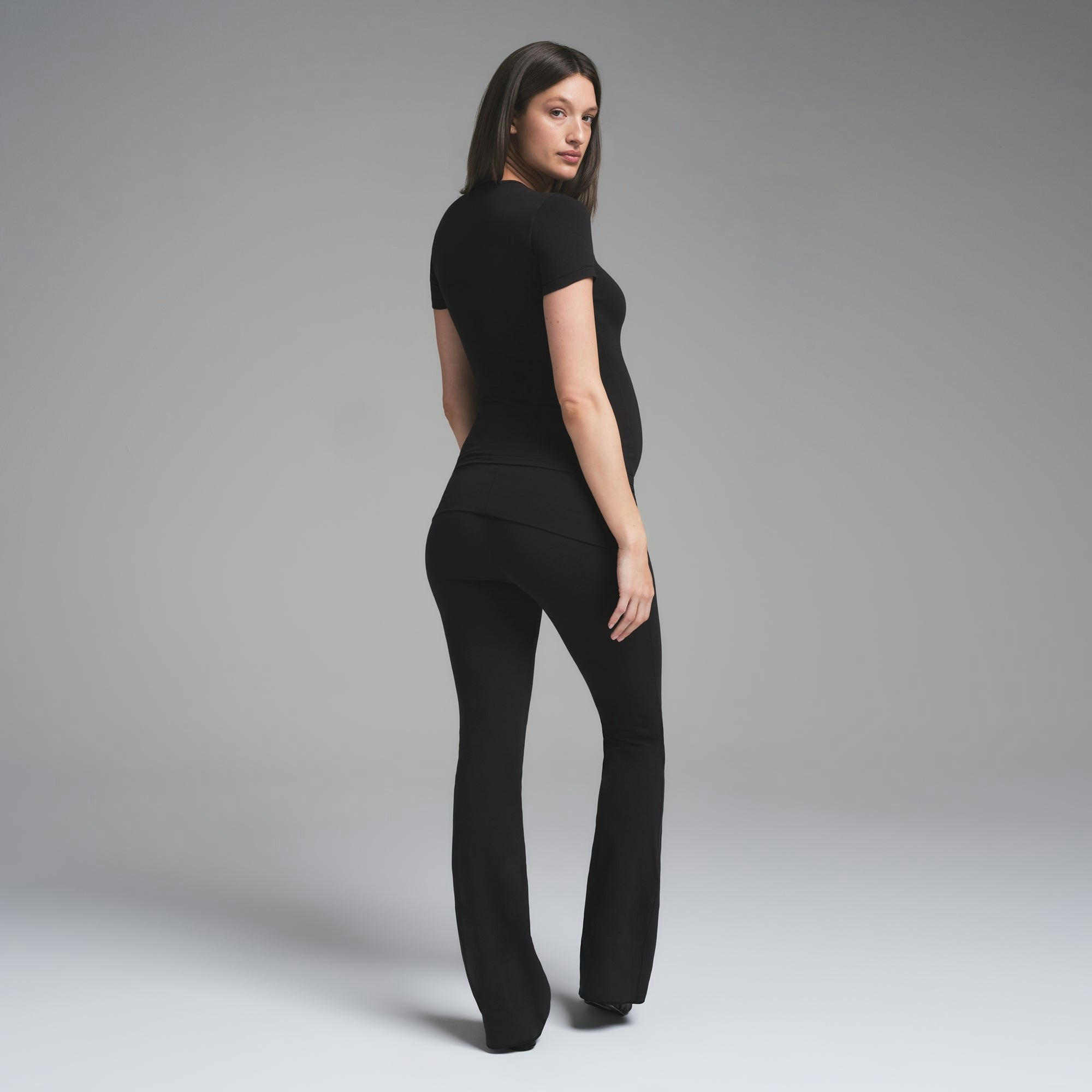 COTTON JERSEY MATERNITY FOLDOVER PANT | SOOT ON A MODEL FRONTVIEW | FOCUS: 0.0, 1.0, 0.9