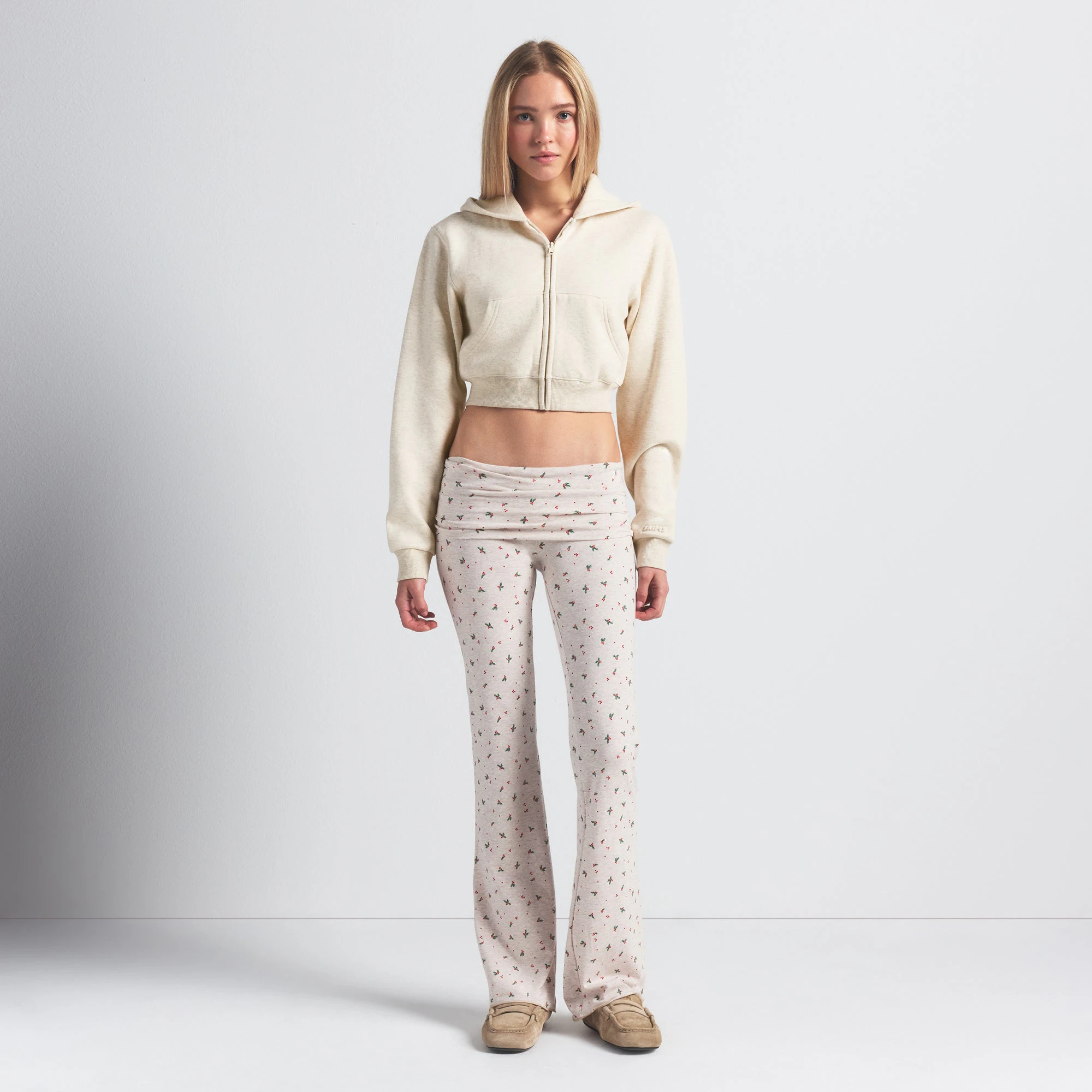 COTTON JERSEY FOLDOVER PANT | OATMEAL HEATHER HOLLY PRINT ON A MODEL FRONT VIEW @ | FOCUS: 0.0, 1.0, 0.9