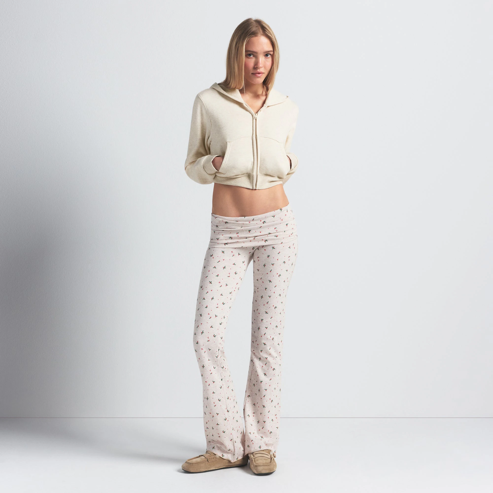 COTTON JERSEY FOLDOVER PANT | OATMEAL HEATHER HOLLY PRINT ON A MODEL FRONT VIEW @ | FOCUS: 0.0, 1.0, 0.9