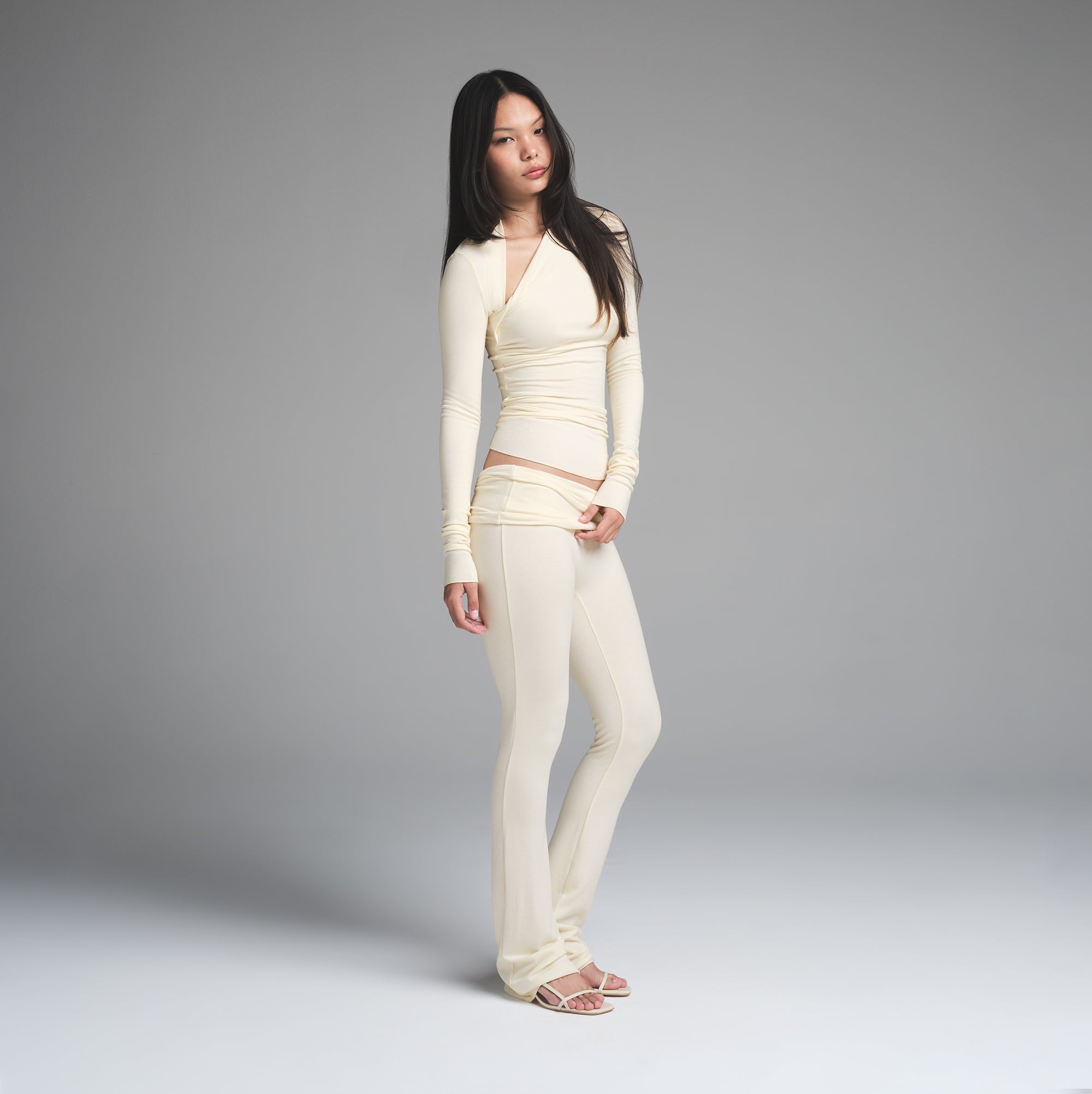 国内配送★SKIMS★フォールドオーバーパンツ 選べる8色 SKIMS CLOUD FOLDOVER PANT | ECRU