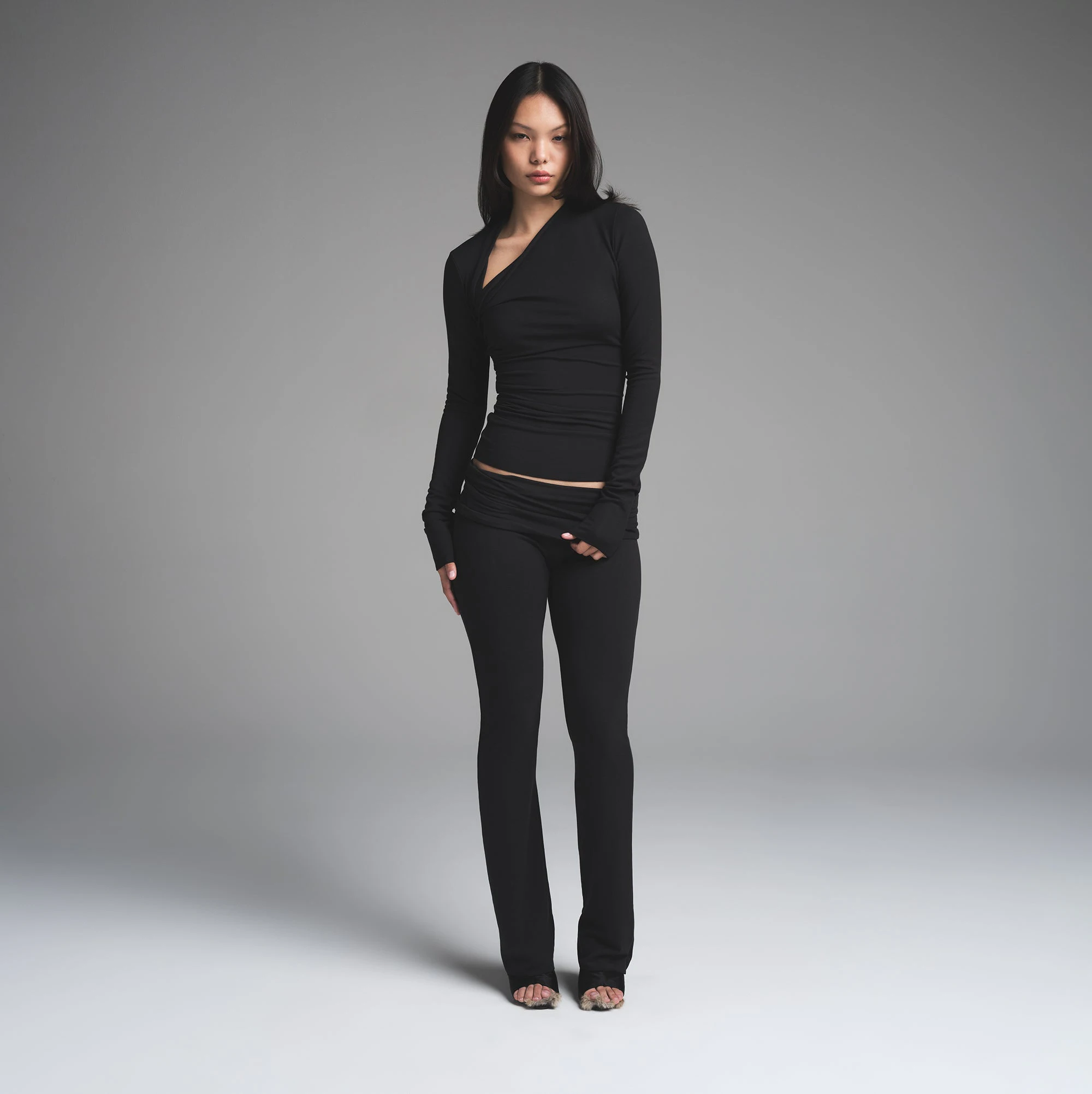 SKIMS CLOUD FOLDOVER PANT | ONYX ON A MODEL FRONT VIEW | FOCUS: 0.0, 1.0, 0.9