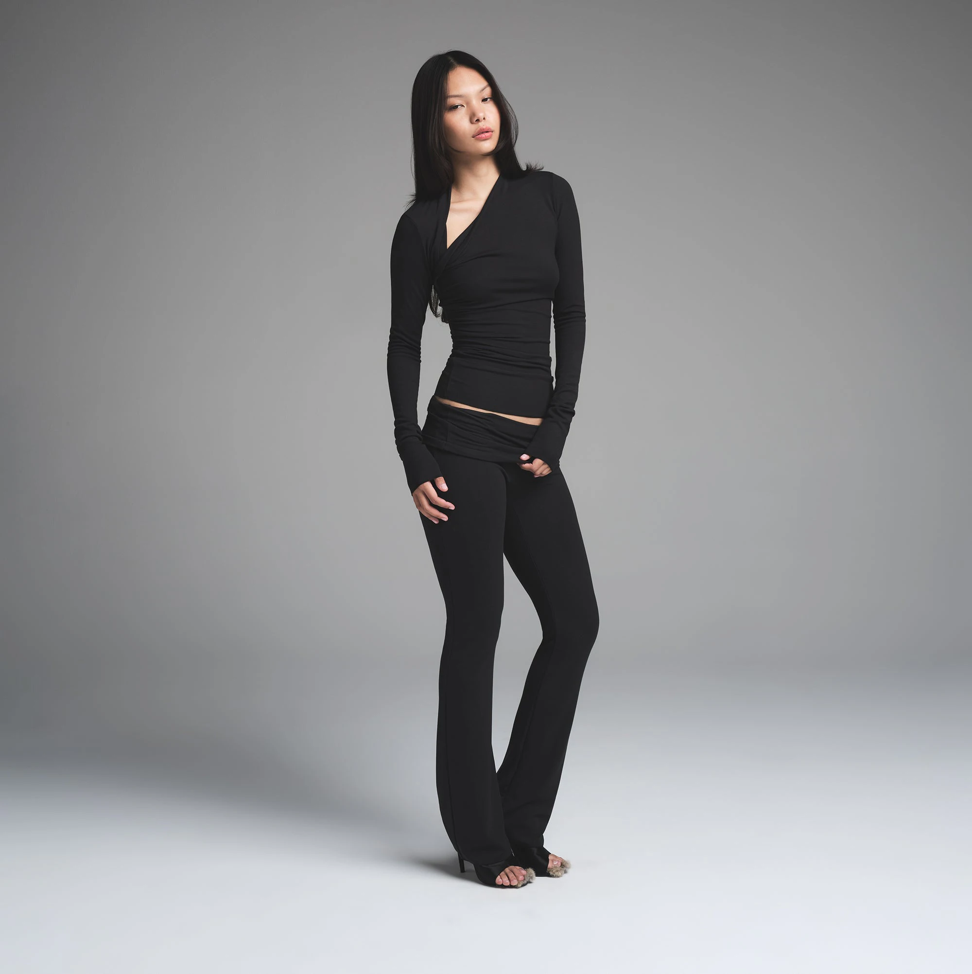 SKIMS CLOUD FOLDOVER PANT | ONYX ON A MODEL FRONT VIEW | FOCUS: 0.0, 1.0, 0.9