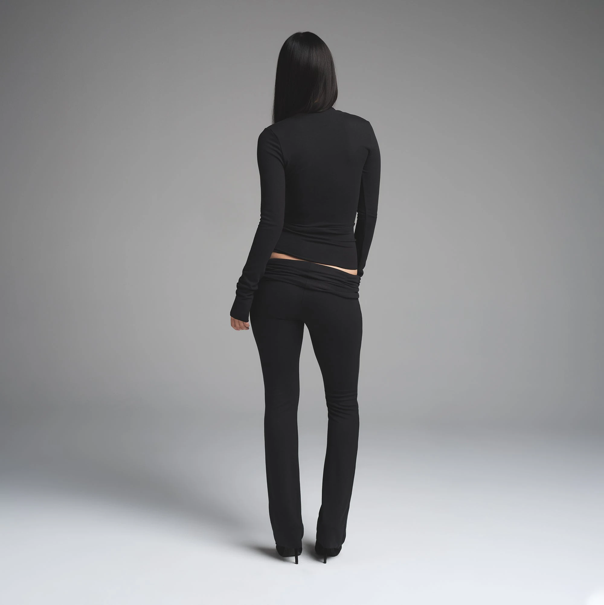 SKIMS CLOUD FOLDOVER PANT | ONYX ON A MODEL BACK VIEW | FOCUS: 0.0, 1.0, 0.9