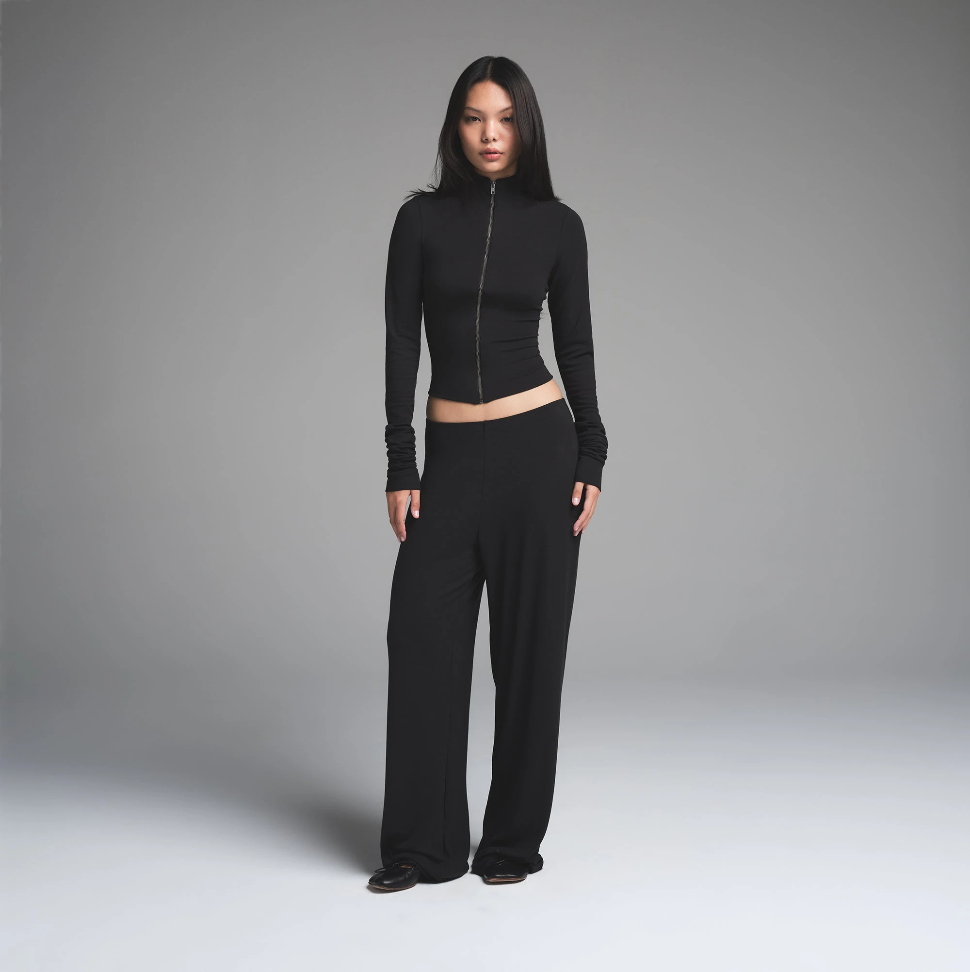 SKIMS CLOUD STRAIGHT LEG PANT | ONYX ON A MODEL FRONT VIEW | FOCUS: 0.0, 1.0, 0.9