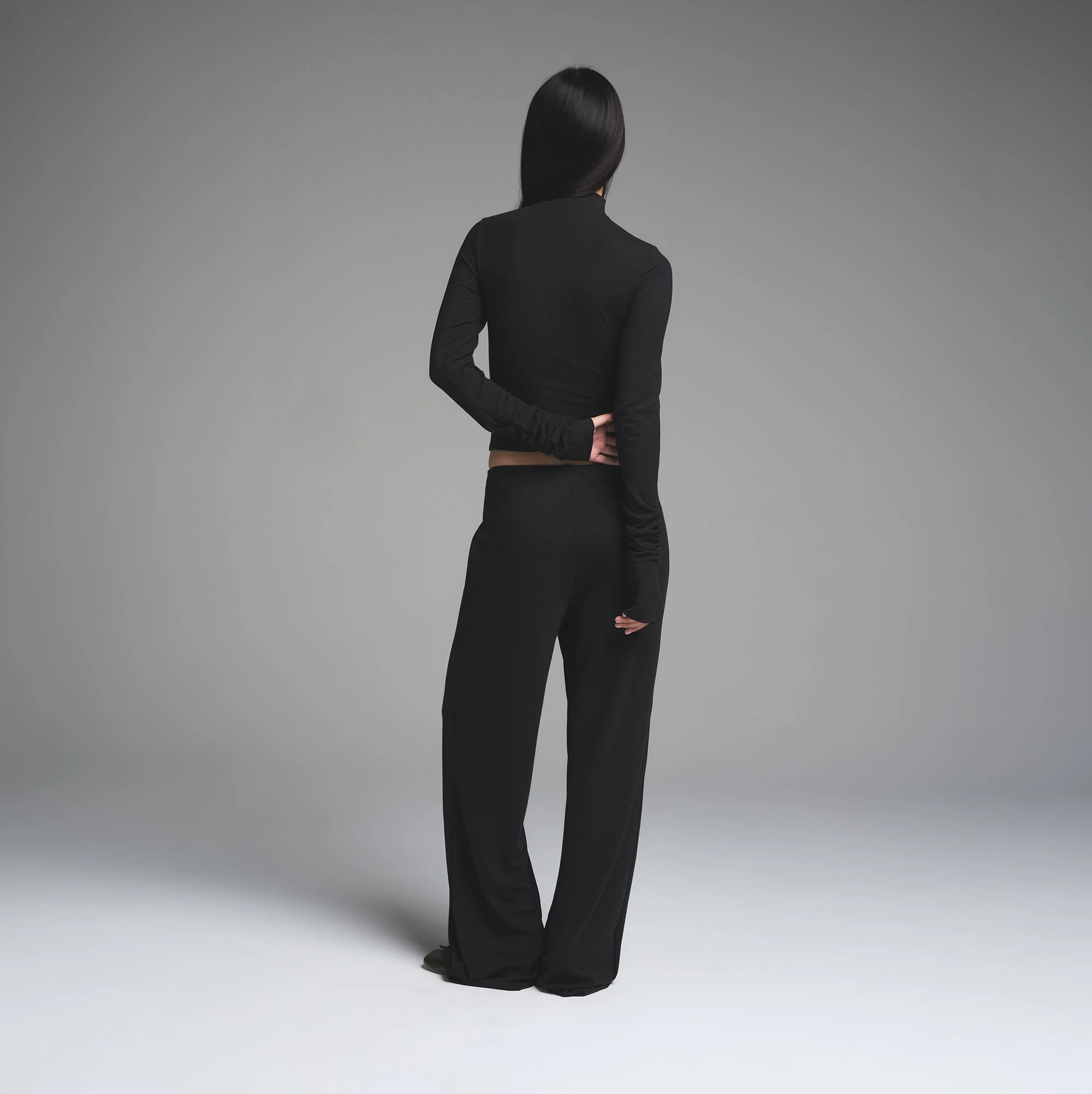 SKIMS CLOUD STRAIGHT LEG PANT | ONYX ON A MODEL BACK VIEW | FOCUS: 0.0, 1.0, 0.9