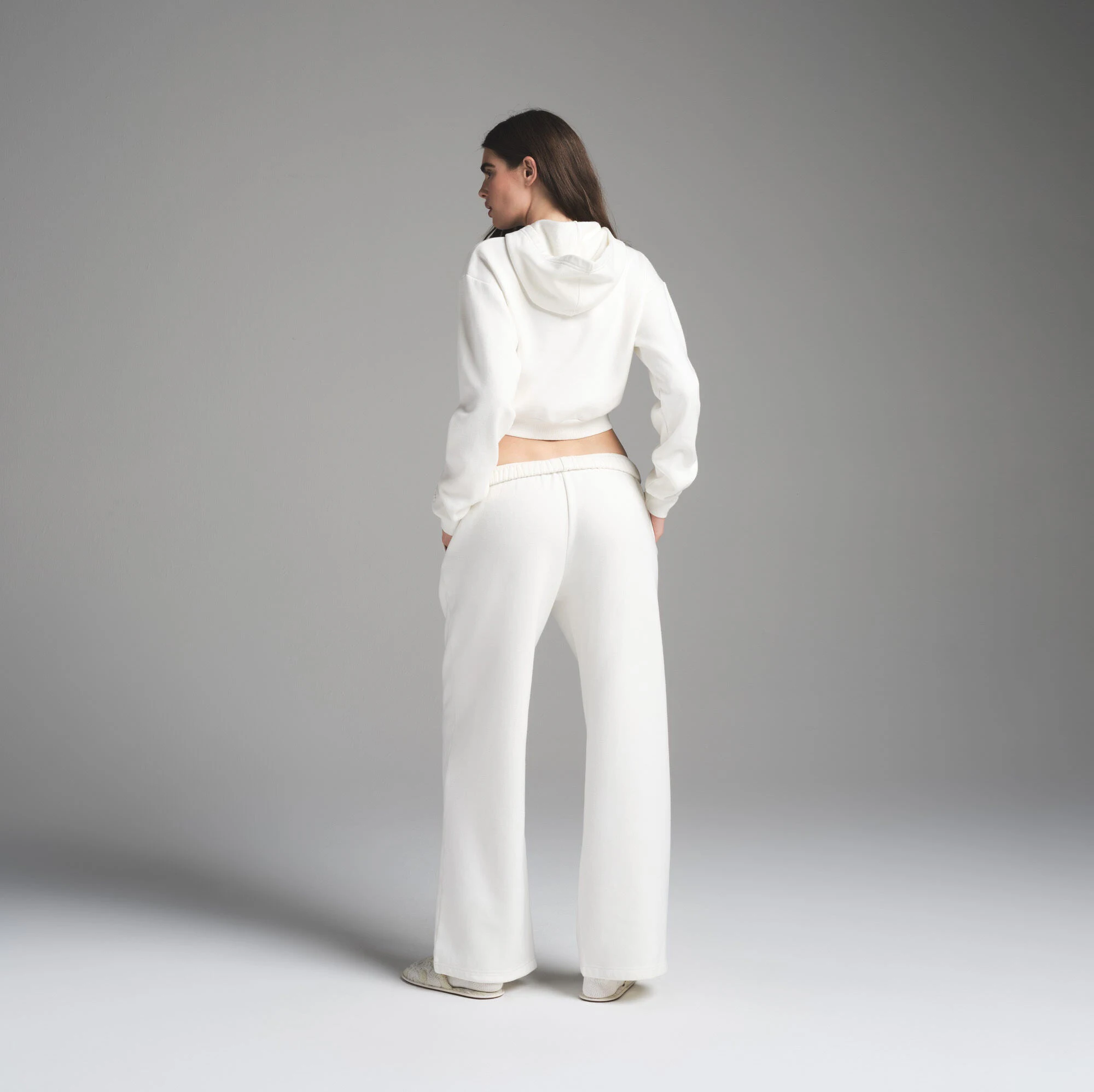 COTTON FLEECE CLASSIC STRAIGHT LEG PANT | MARBLE WITH GRAPHIC ON A MODEL FRONT VIEW | FOCUS: 0.0, 1.0, 0.9