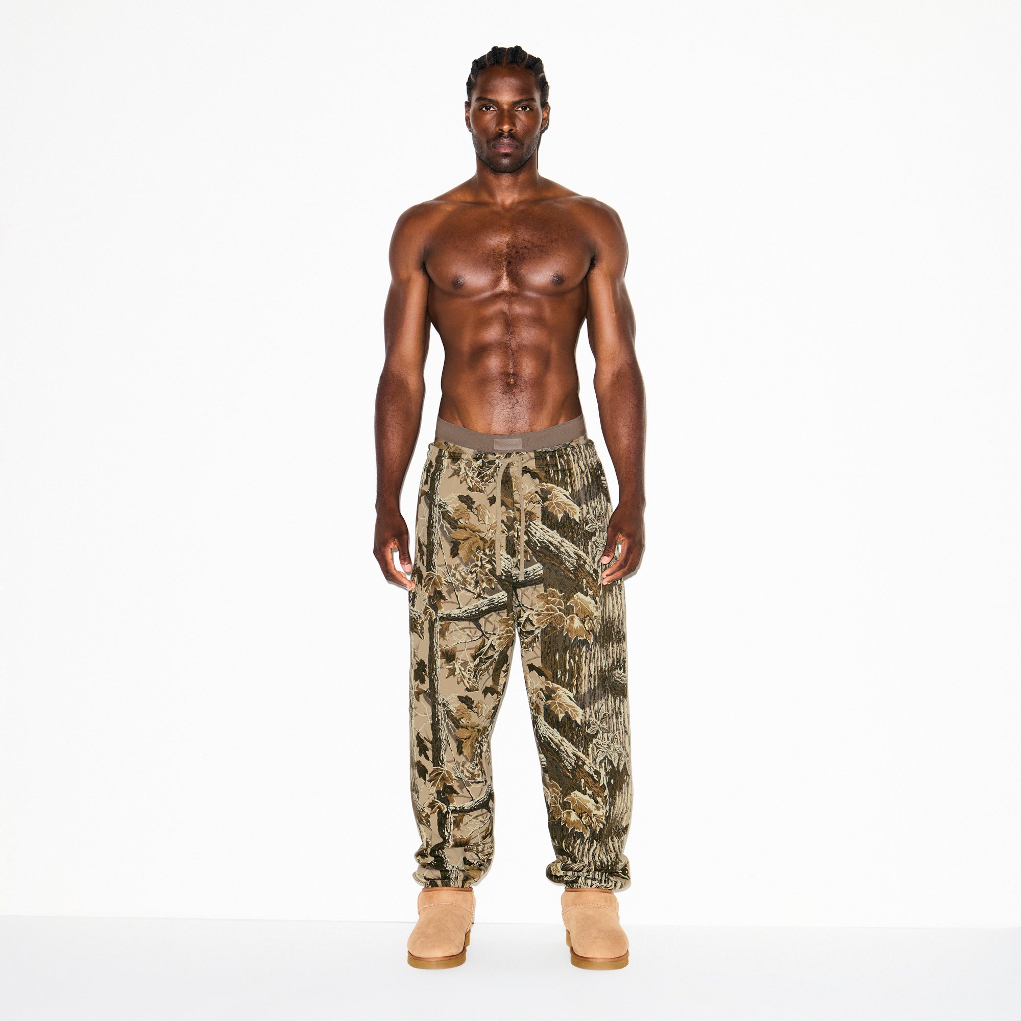 HEAVY FLEECE MENS RELAXED JOGGER | REALTREE CAMO PRINT ON A MODEL FRONT VIEW @ | FOCUS: 0.9, 0.1, 0.7