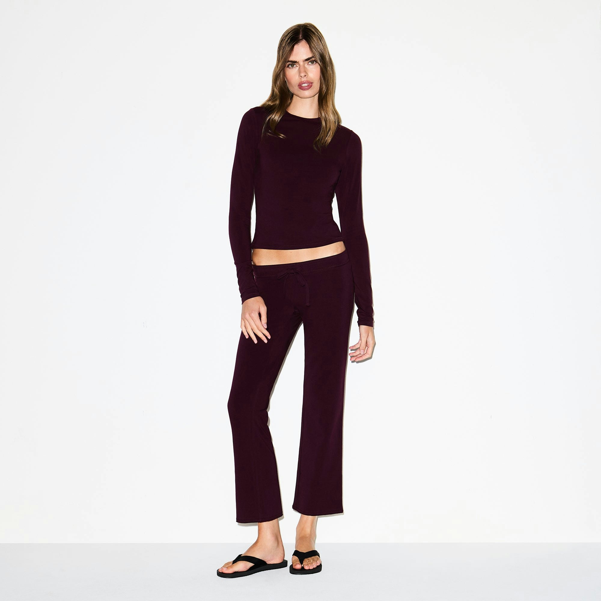 COTTON JERSEY LOW RISE CROP PANT | CURRANT ON A MODEL FRONT VIEW @ | FOCUS: 0.0, 1.0, 0.9
