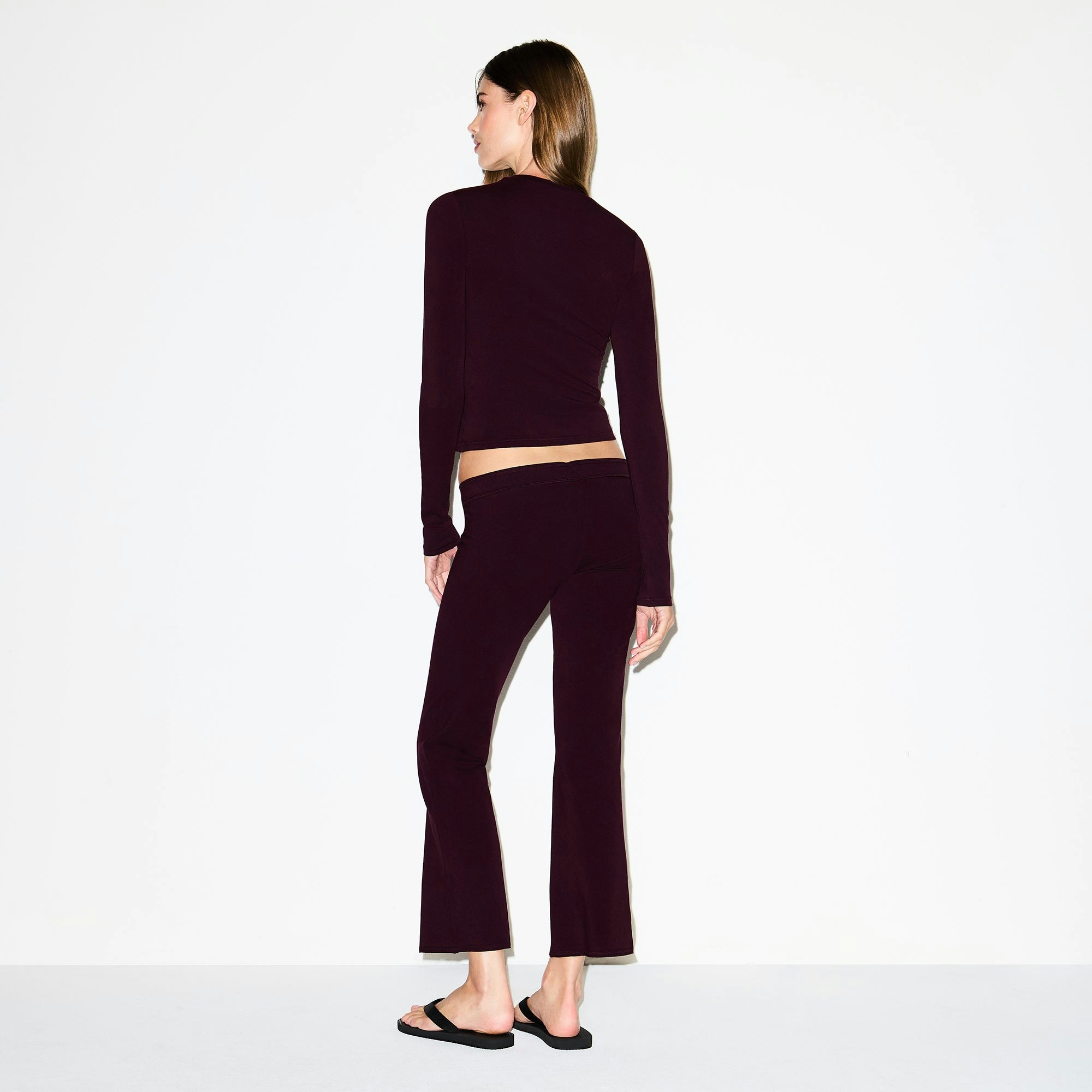 COTTON JERSEY LOW RISE CROP PANT | CURRANT ON A MODEL BACK VIEW @ | FOCUS: 0.0, 1.0, 0.9