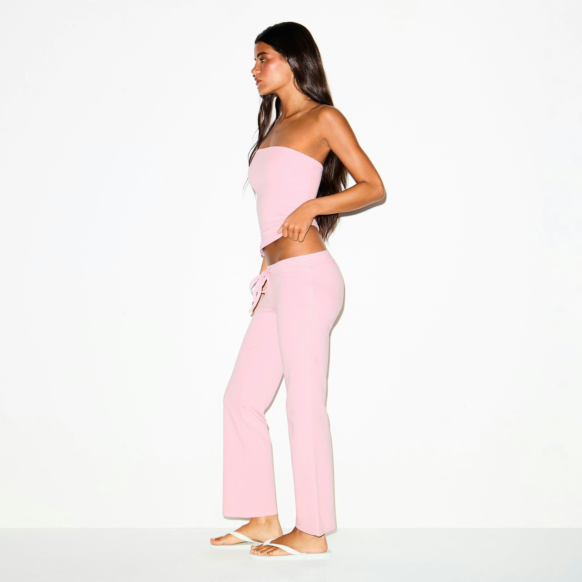 COTTON JERSEY LOW RISE CROP PANT | HALITE ON A MODEL SIDE VIEW @ | FOCUS: 0.0, 1.0, 0.9