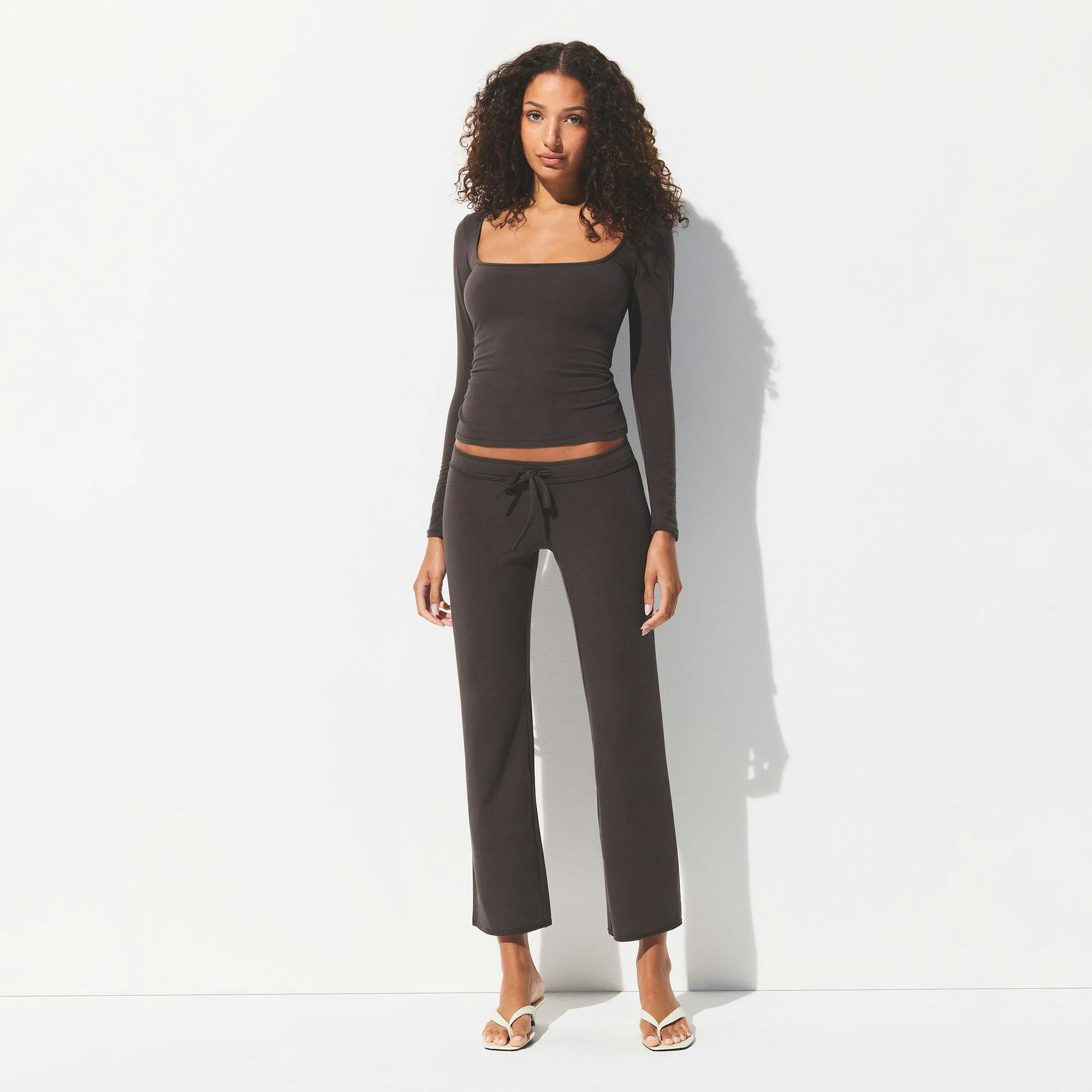 COTTON JERSEY LOW RISE CROP PANT | IRON ON A MODEL FRONT VIEW @ | FOCUS: 0.0, 1.0, 0.9