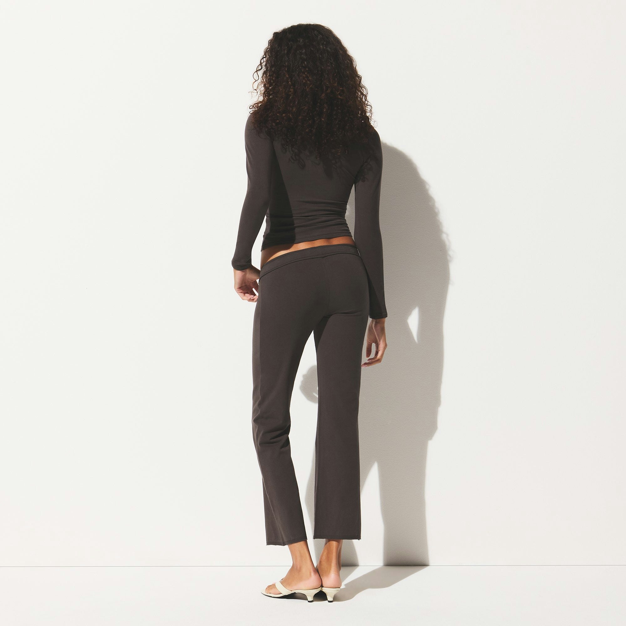 COTTON JERSEY LOW RISE CROP PANT | IRON ON A MODEL BACK VIEW @ | FOCUS: 0.0, 1.0, 0.9
