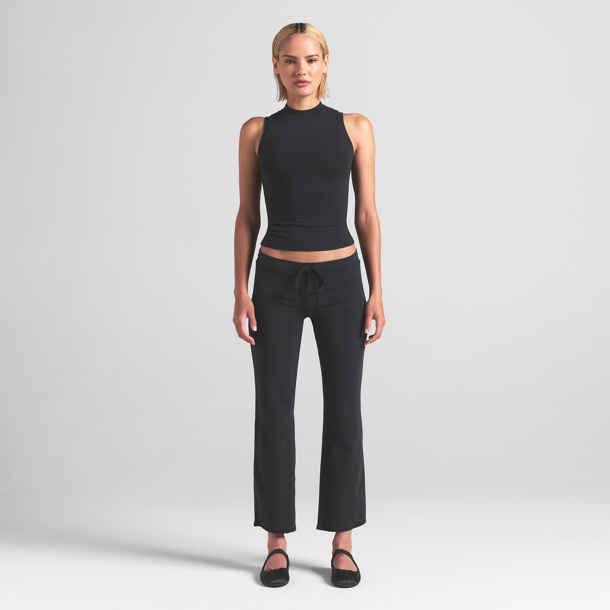 COTTON JERSEY LOW RISE CROP PANT | SOOT ON A MODEL FRONT VIEW | FOCUS: 0.0, 1.0, 0.9