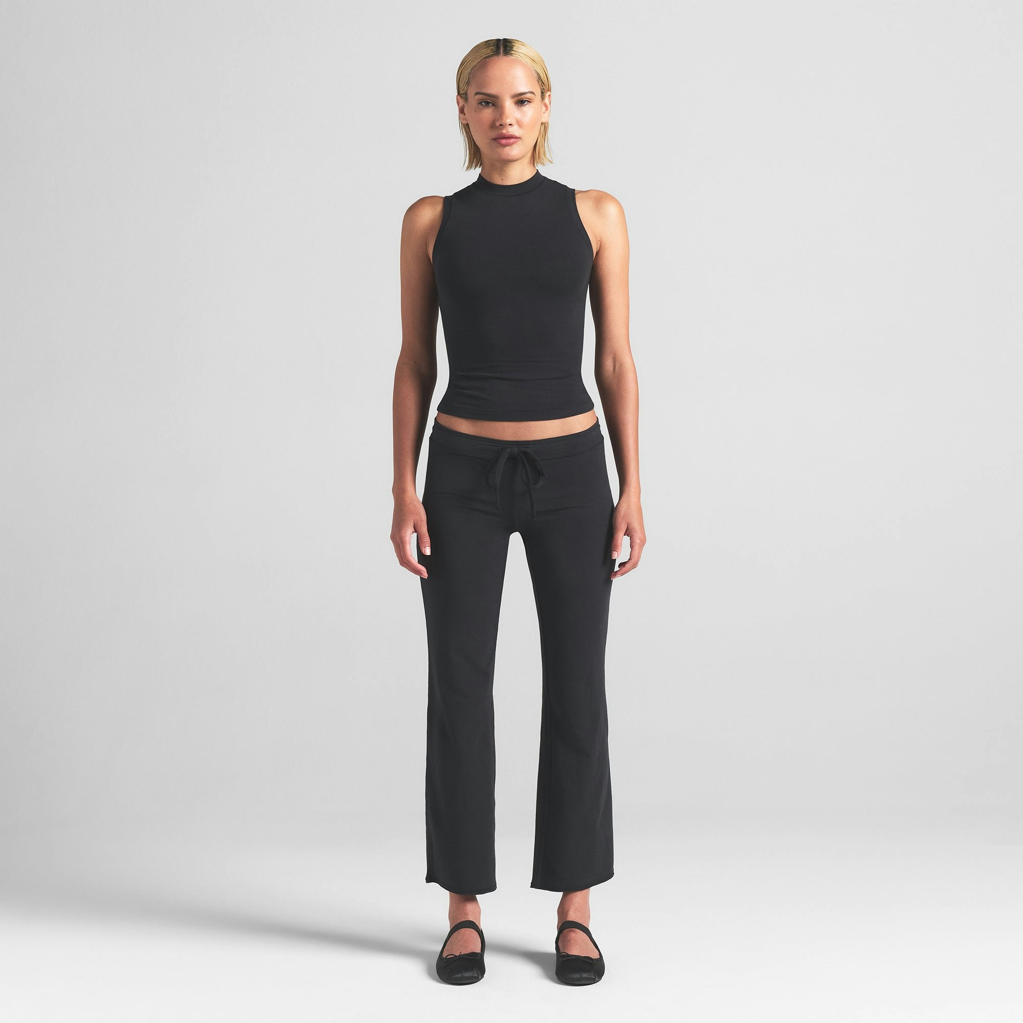 COTTON JERSEY LOW RISE CROP PANT | SOOT ON A MODEL FRONT VIEW | FOCUS: 0.0, 1.0, 0.9