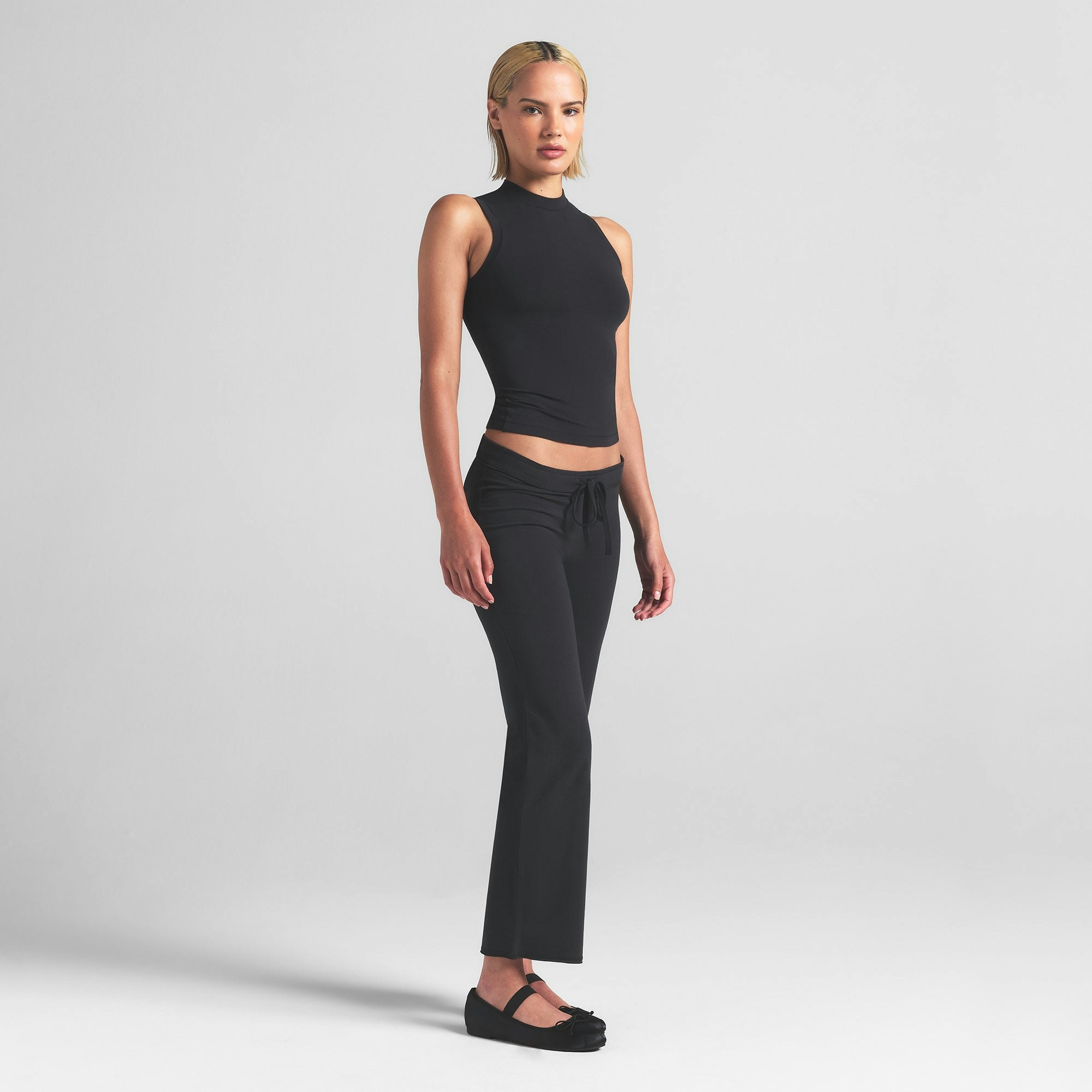 COTTON JERSEY LOW RISE CROP PANT | SOOT ON A MODEL SIDE VIEW | FOCUS: 0.0, 1.0, 0.9