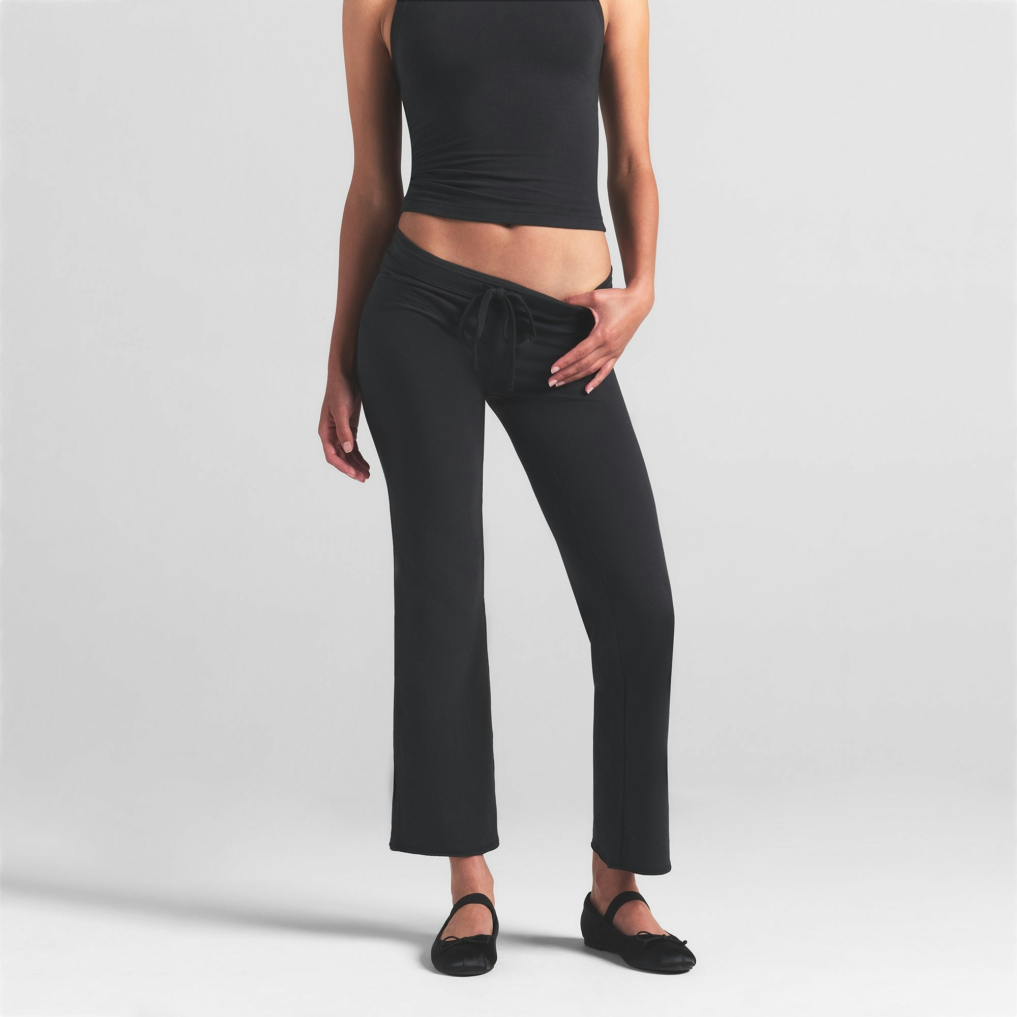 COTTON JERSEY LOW RISE CROP PANT | SOOT ON A MODEL FRONT VIEW | FOCUS: 0.0, 1.0, 0.9