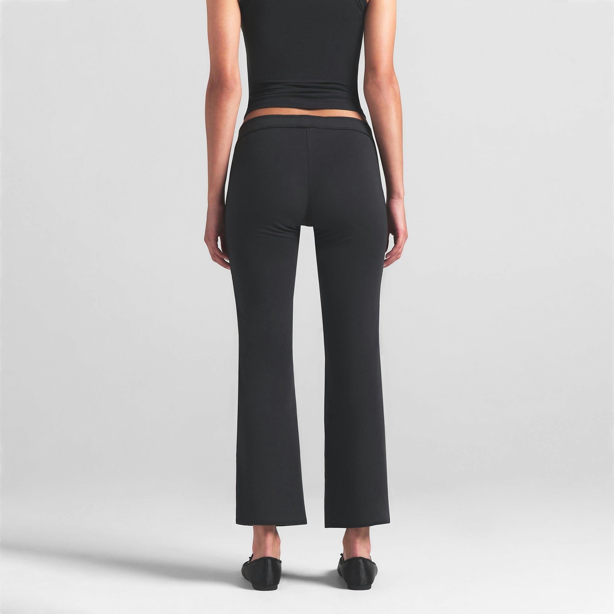 COTTON JERSEY LOW RISE CROP PANT | SOOT ON A MODEL BACK VIEW | FOCUS: 0.0, 1.0, 0.9
